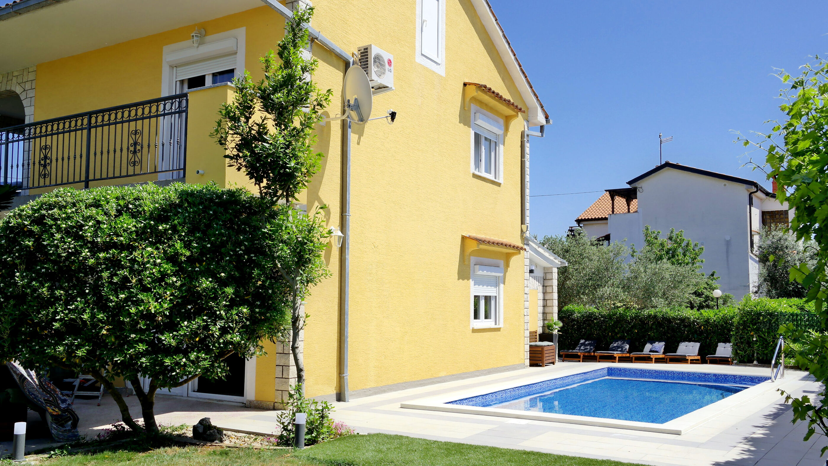 House Yellow 83271-K1
