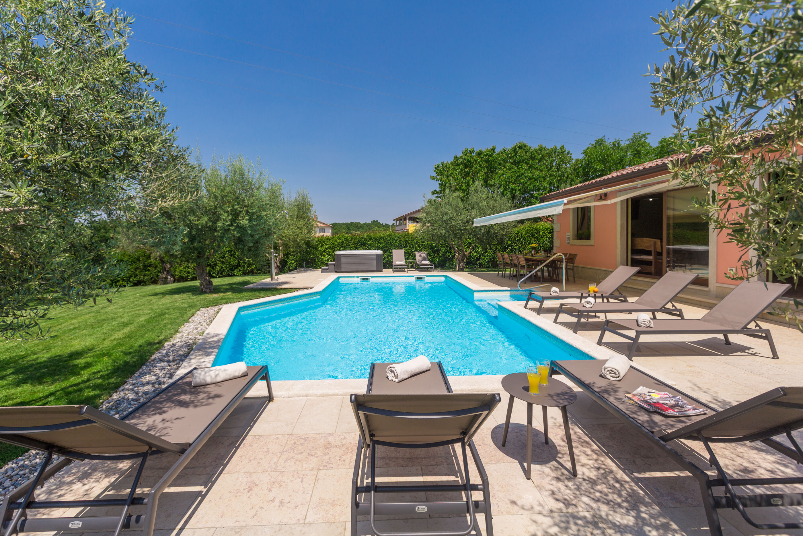 Villa Ulika s bazenom rustikalnog ugođaja 84884-K1
