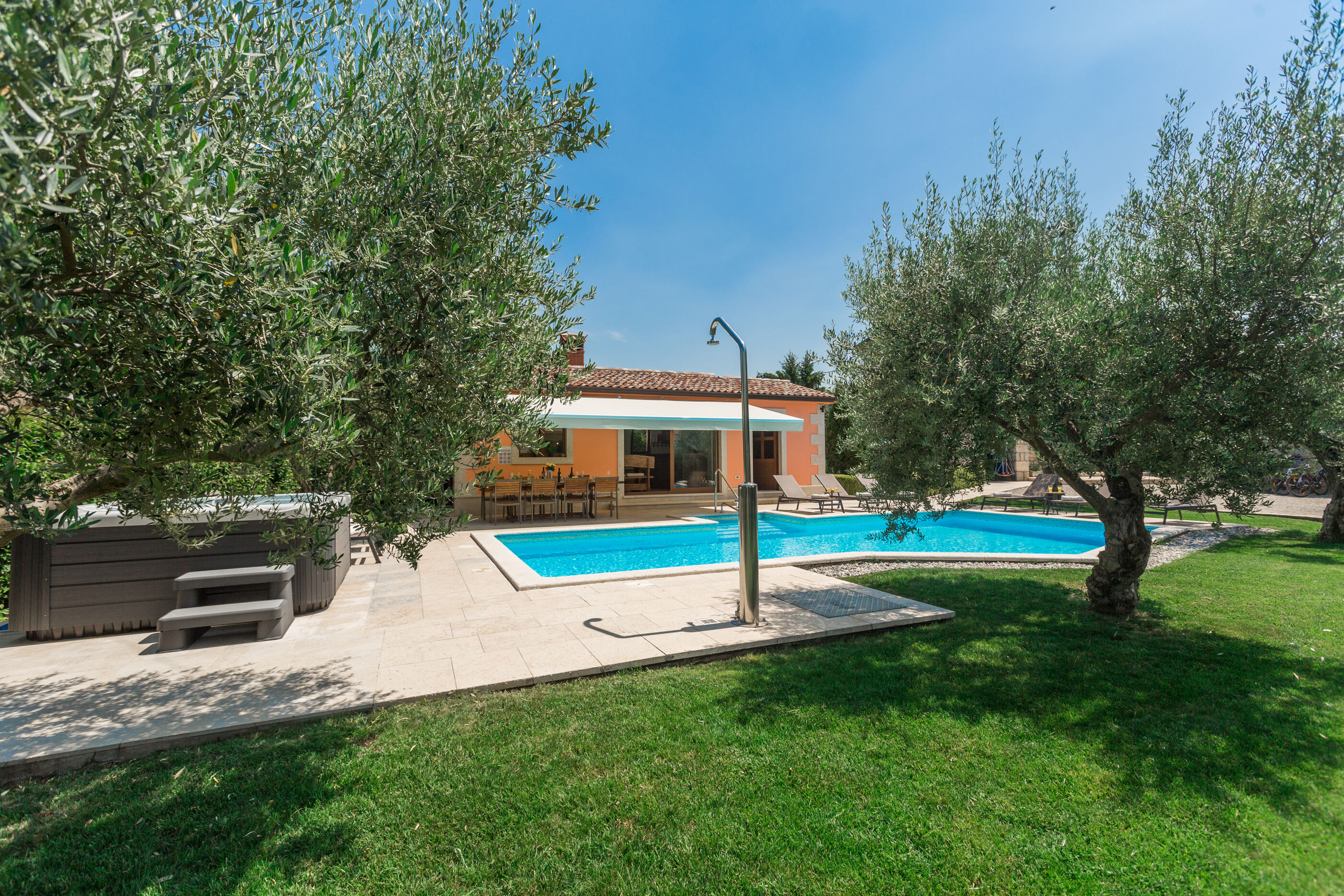Villa Ulika s bazenom rustikalnog ugođaja 84884-K1