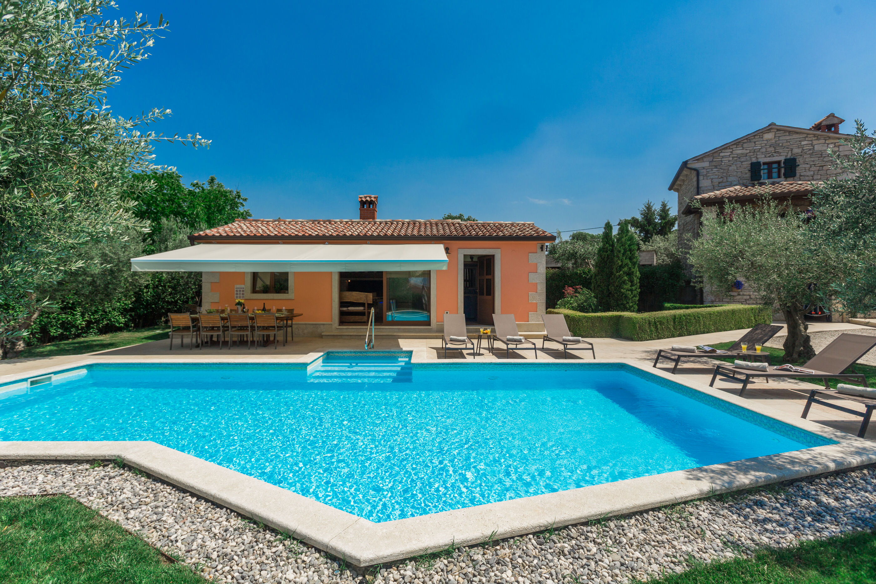 Villa Ulika s bazenom rustikalnog ugođaja 84884-K1