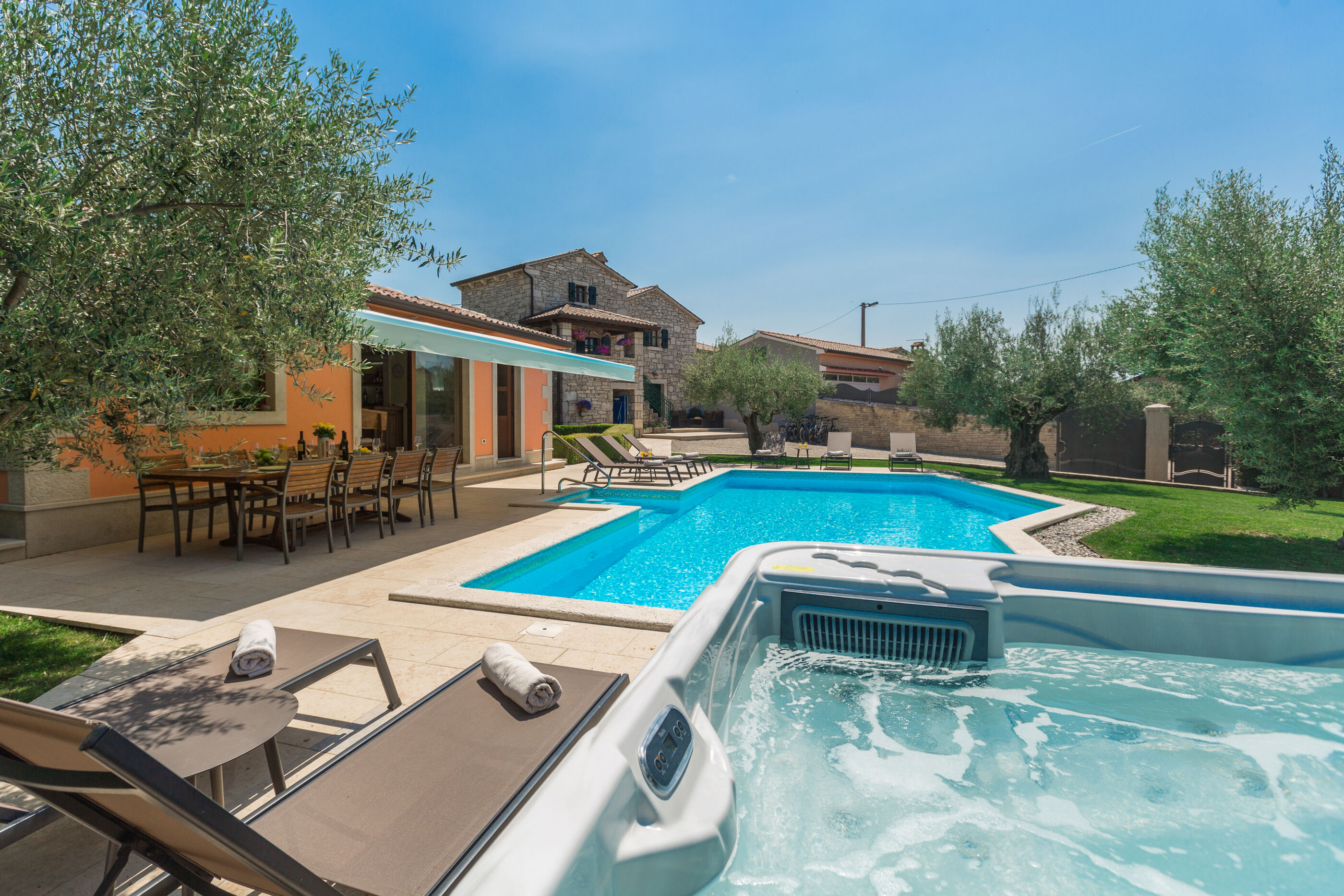 Villa Ulika s bazenom rustikalnog ugođaja 84884-K1