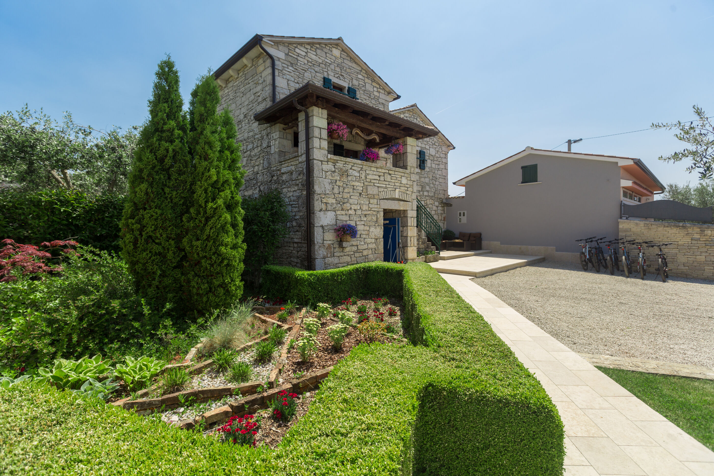 Villa Ulika s bazenom rustikalnog ugođaja 84884-K1