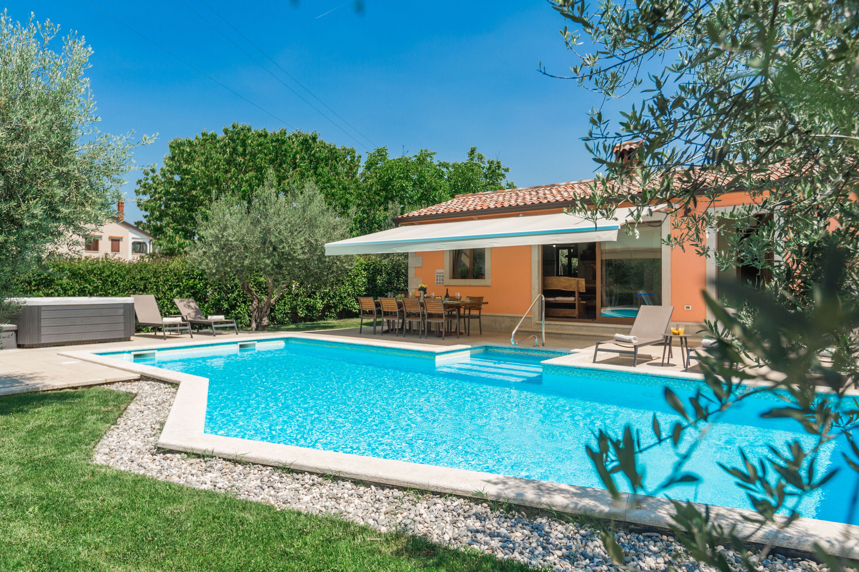 Villa Ulika s bazenom rustikalnog ugođaja 84884-K1