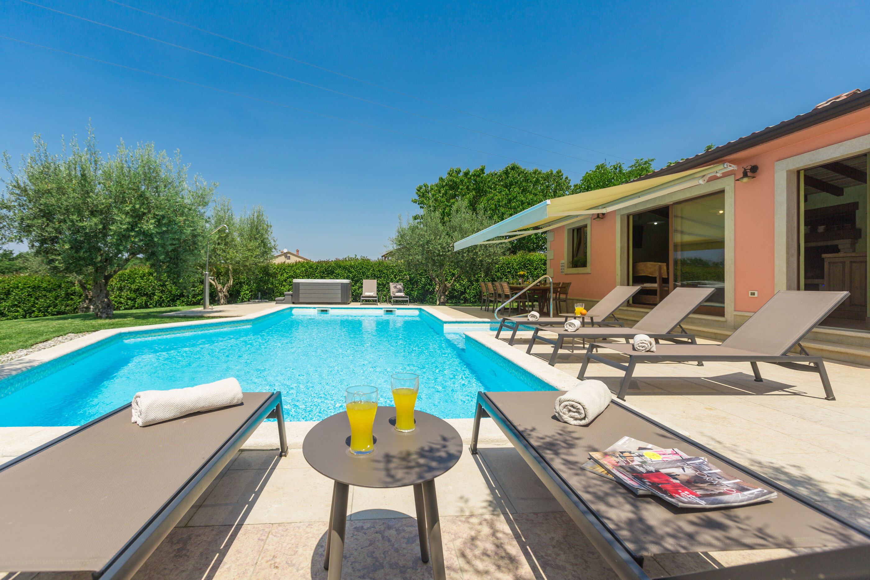 Villa Ulika s bazenom rustikalnog ugođaja 84884-K1