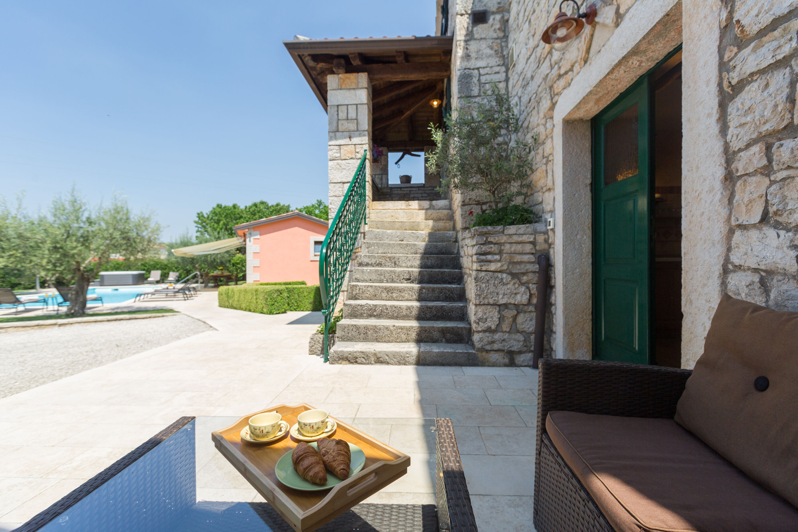 Villa Ulika s bazenom rustikalnog ugođaja 84884-K1