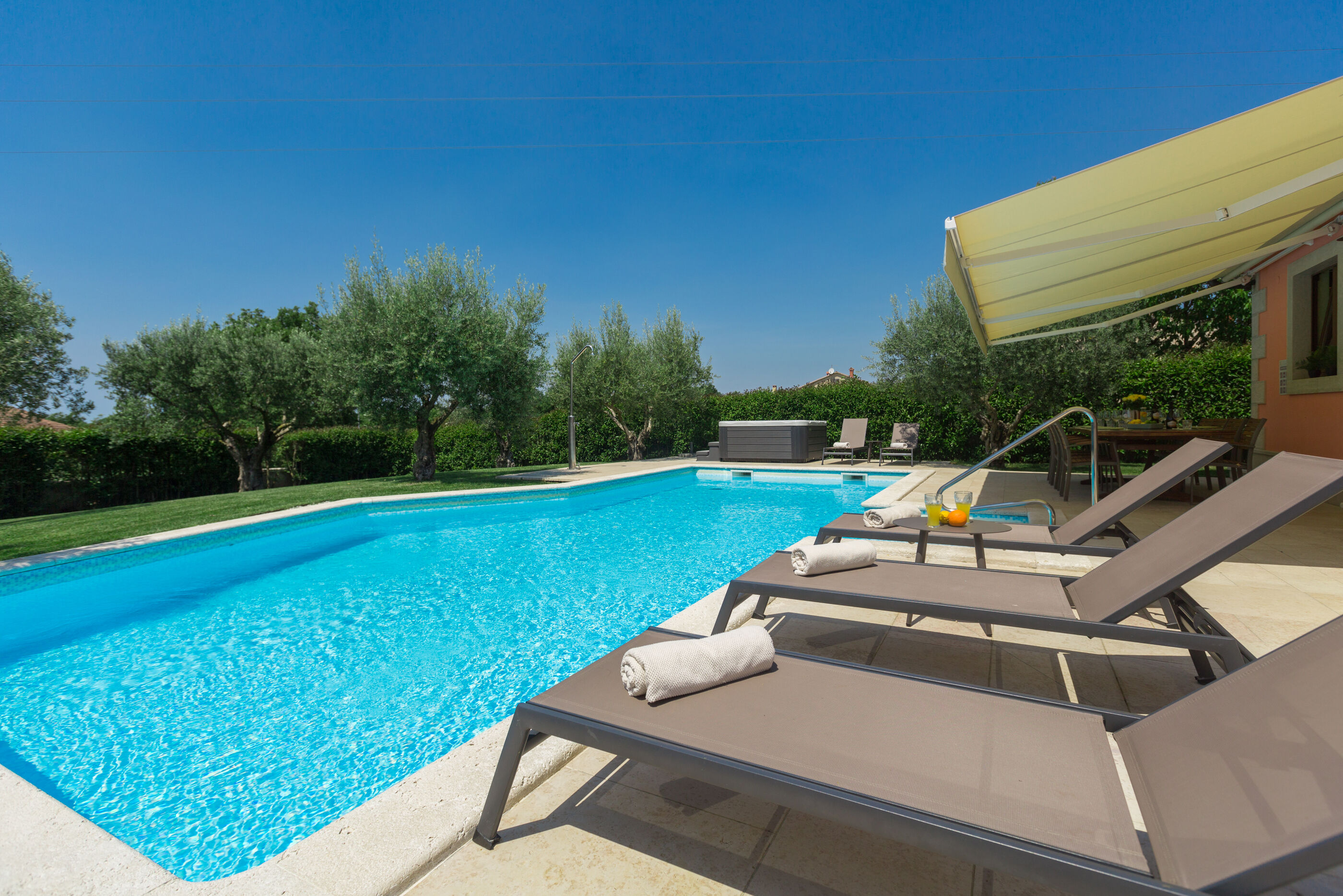 Villa Ulika s bazenom rustikalnog ugođaja 84884-K1