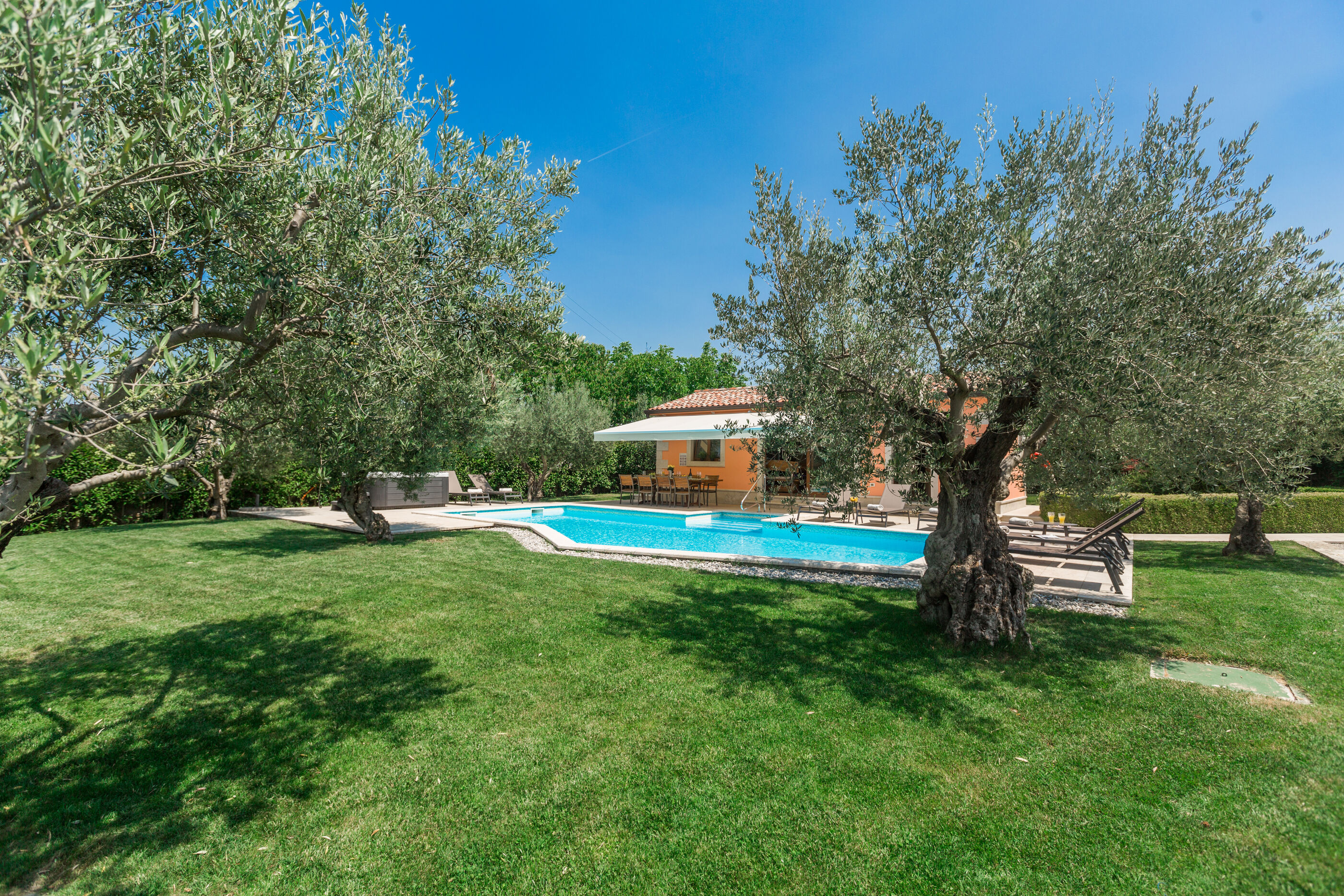Villa Ulika s bazenom rustikalnog ugođaja 84884-K1