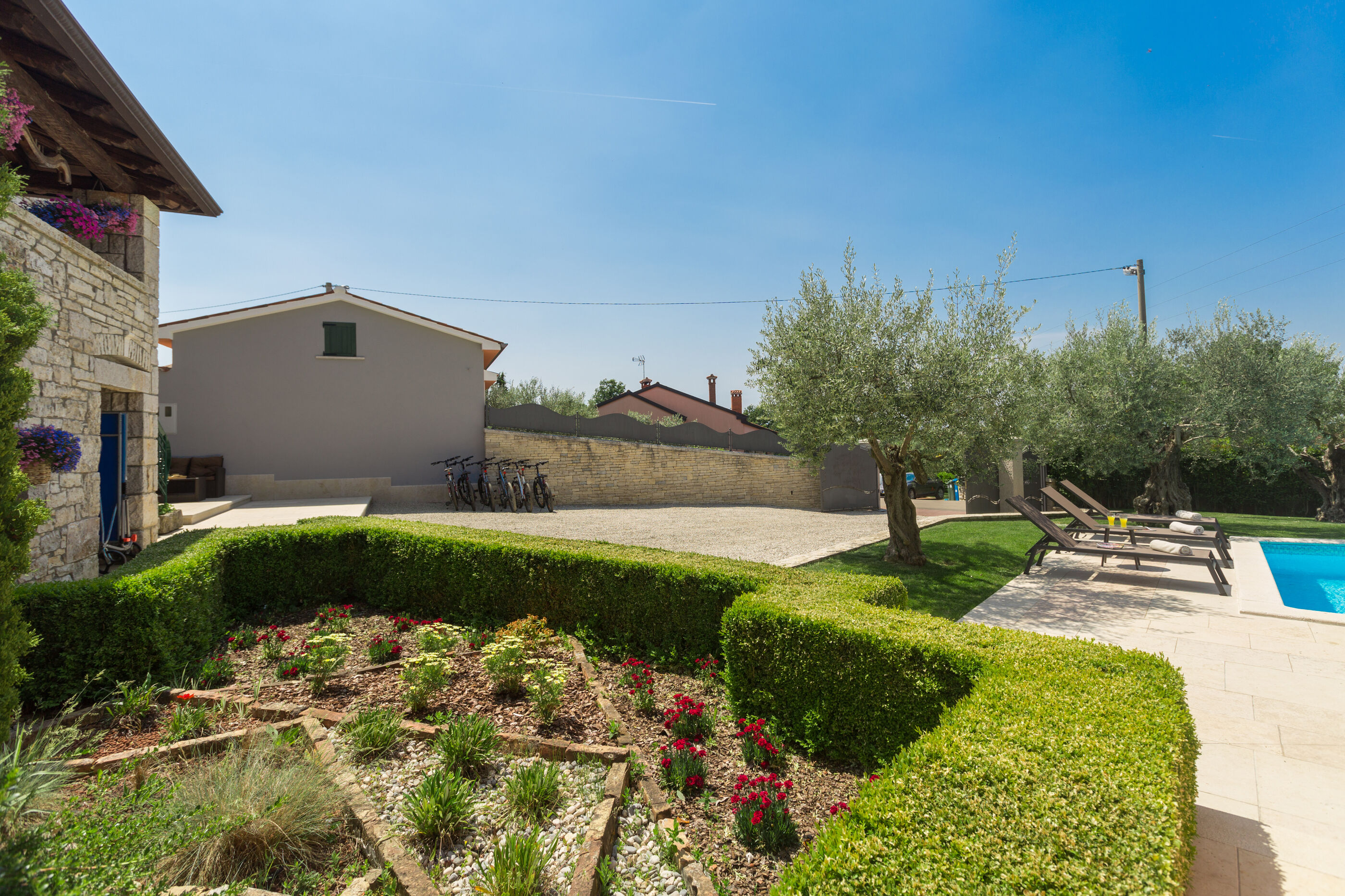 Villa Ulika s bazenom rustikalnog ugođaja 84884-K1