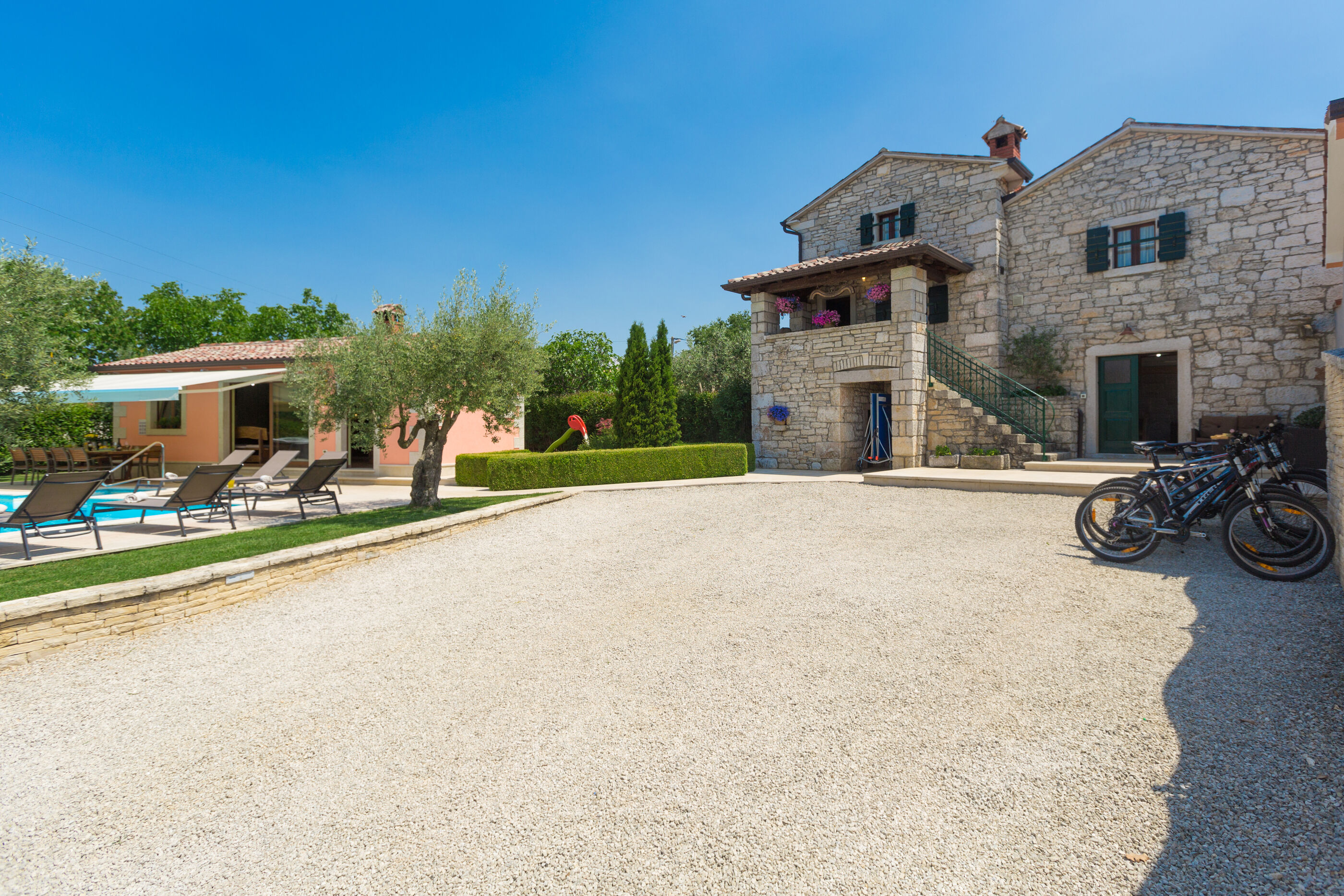 Villa Ulika s bazenom rustikalnog ugođaja 84884-K1
