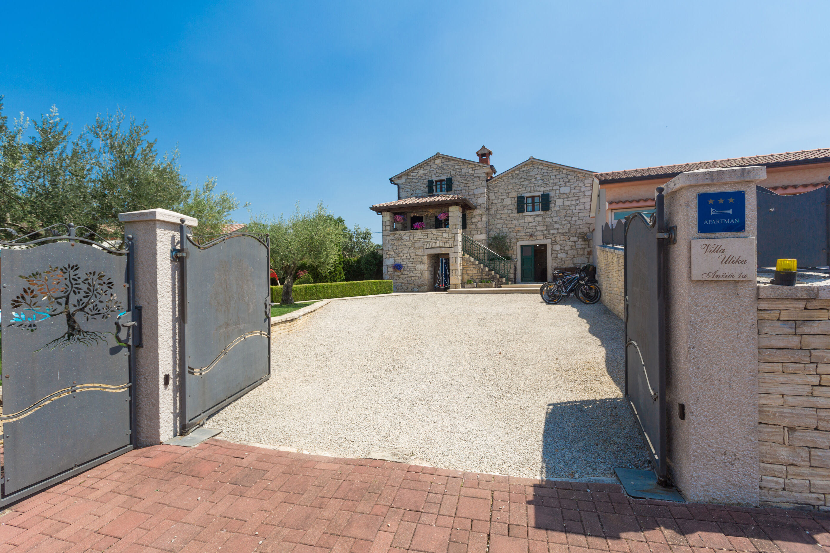 Villa Ulika s bazenom rustikalnog ugođaja 84884-K1