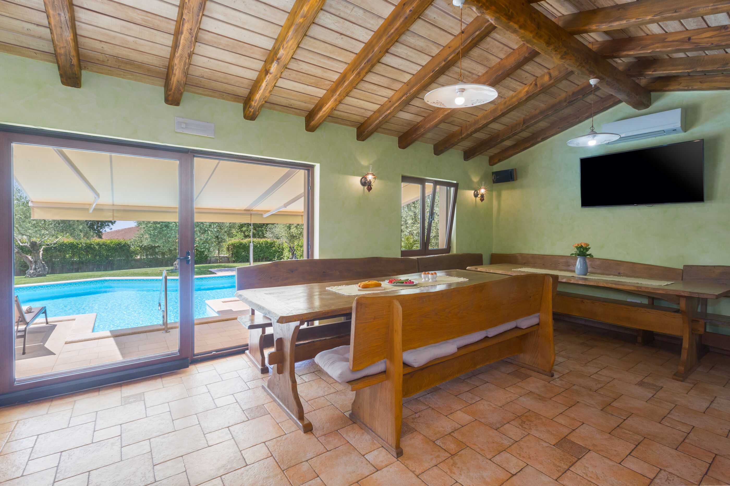 Villa Ulika s bazenom rustikalnog ugođaja 84884-K1