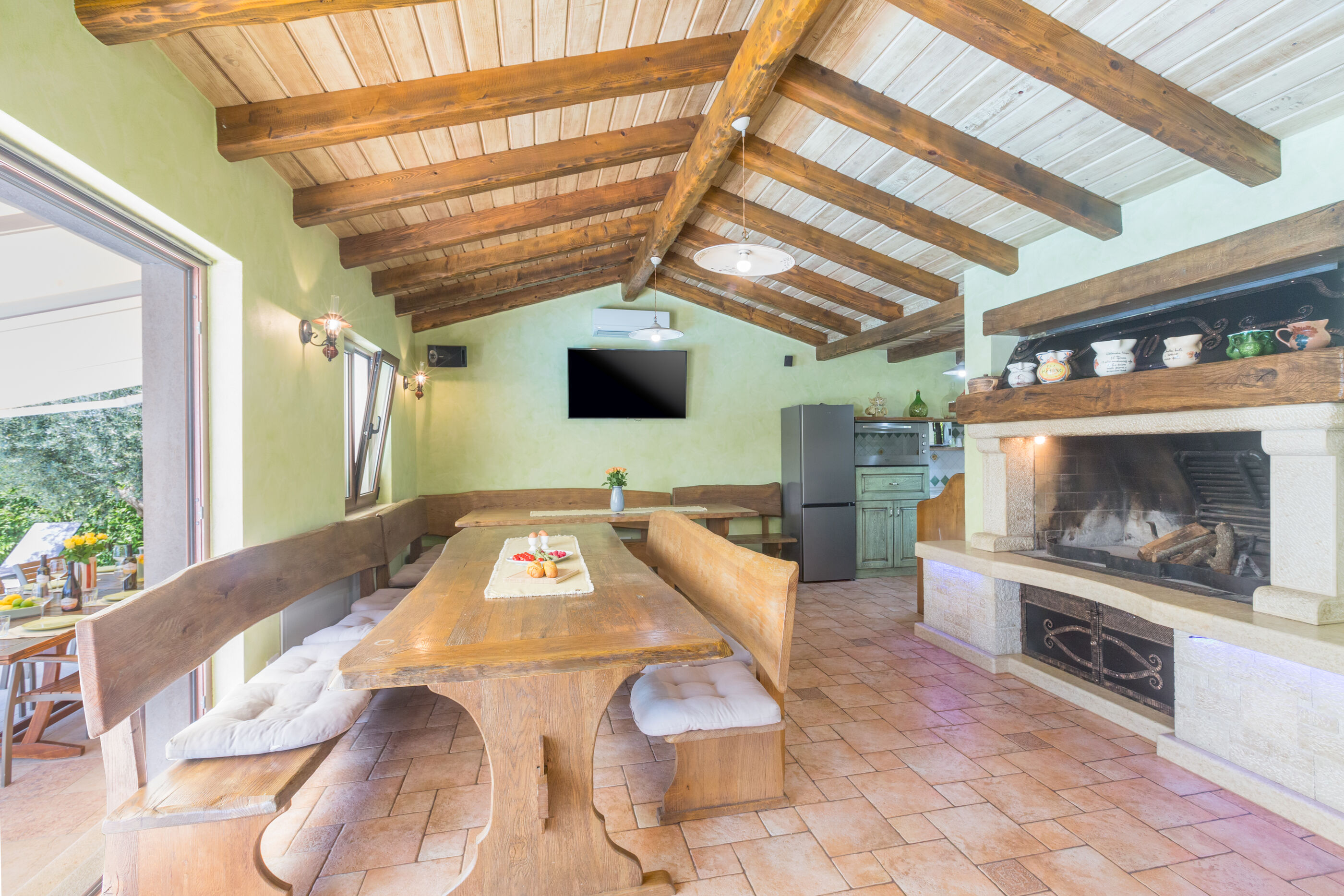 Villa Ulika s bazenom rustikalnog ugođaja 84884-K1