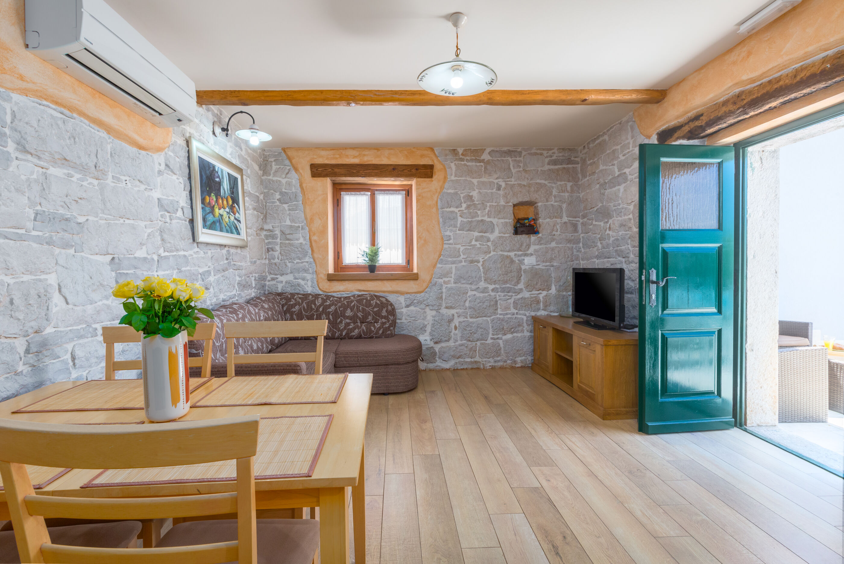 Villa Ulika s bazenom rustikalnog ugođaja 84884-K1