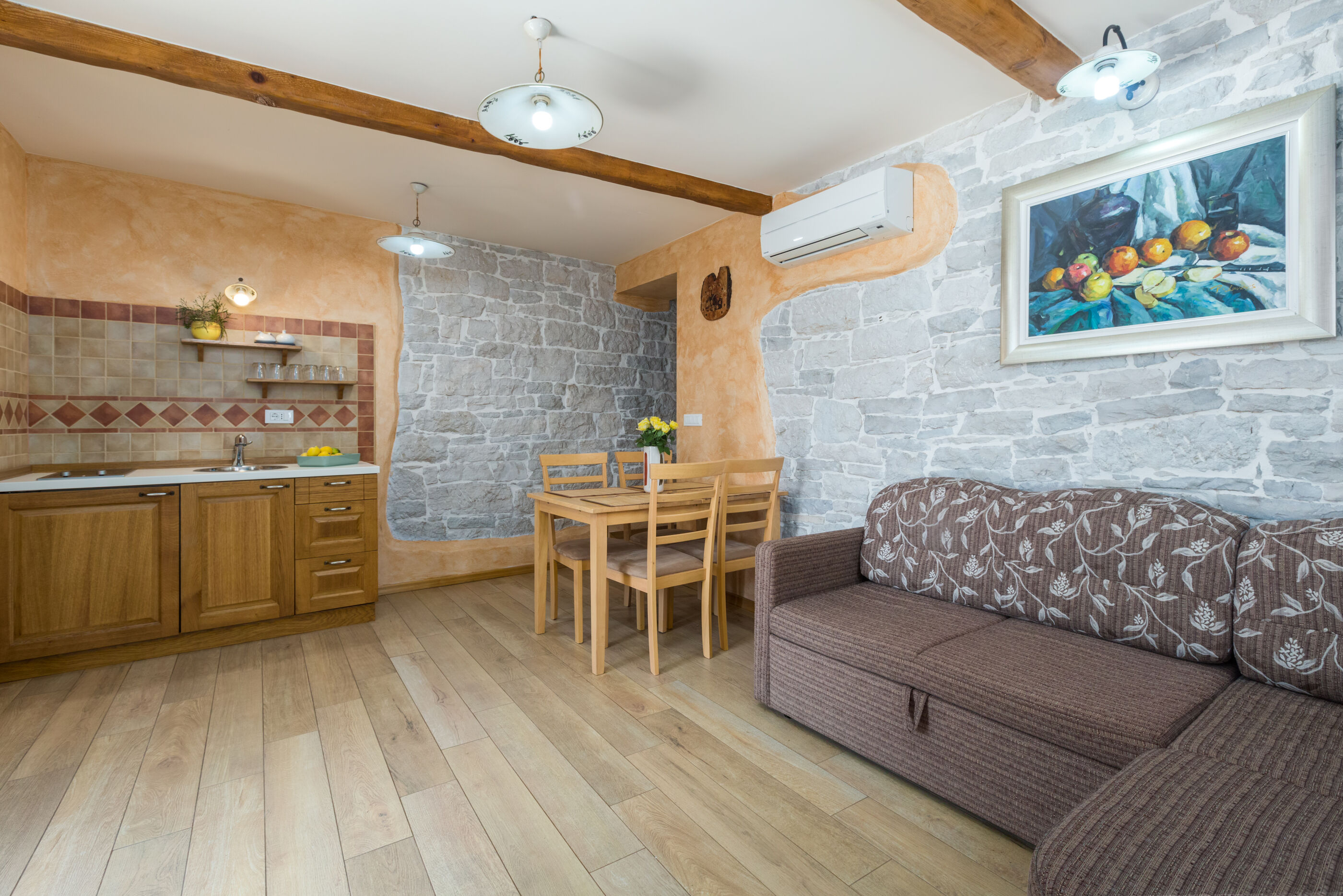 Villa Ulika s bazenom rustikalnog ugođaja 84884-K1