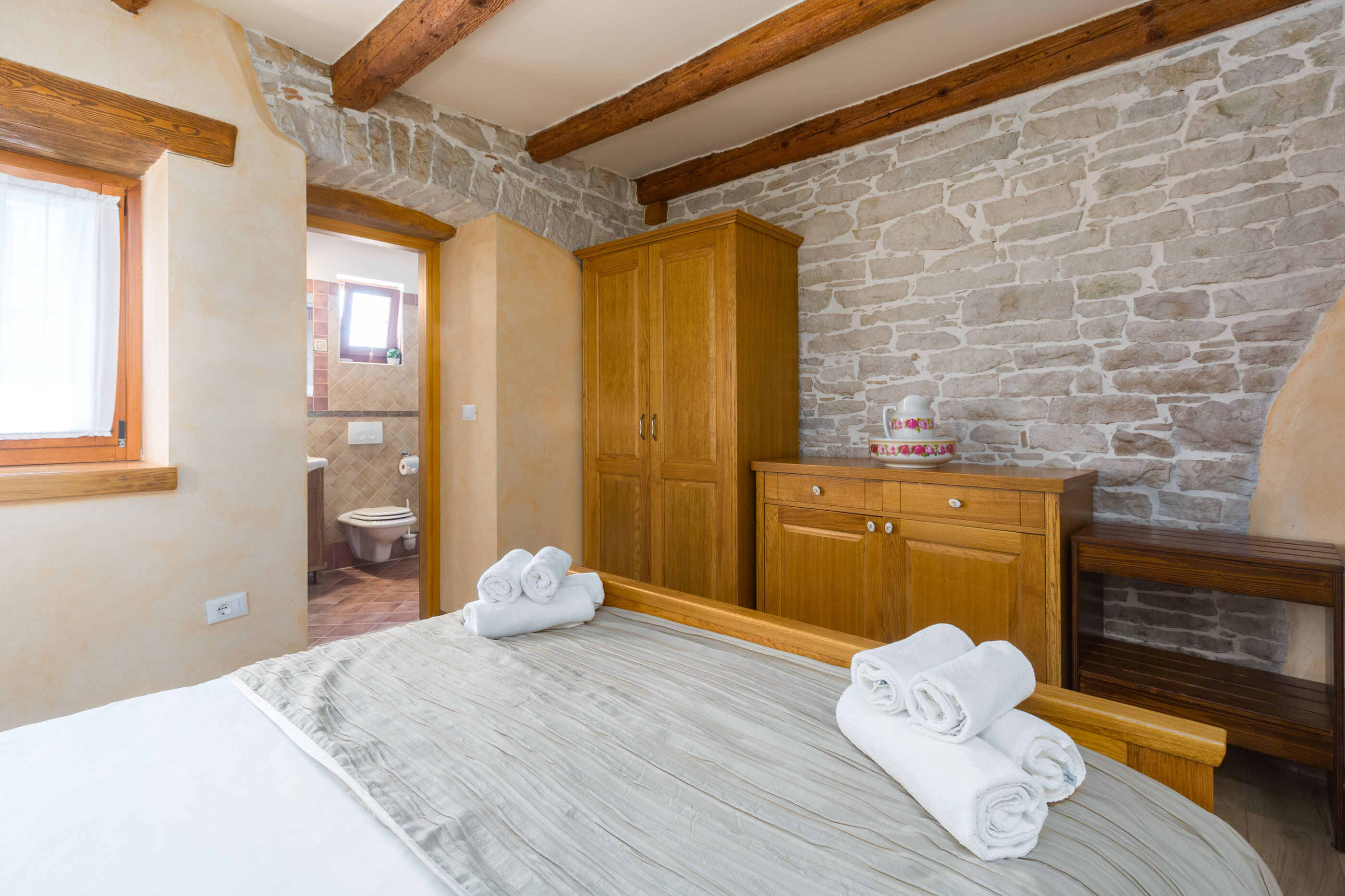 Villa Ulika s bazenom rustikalnog ugođaja 84884-K1