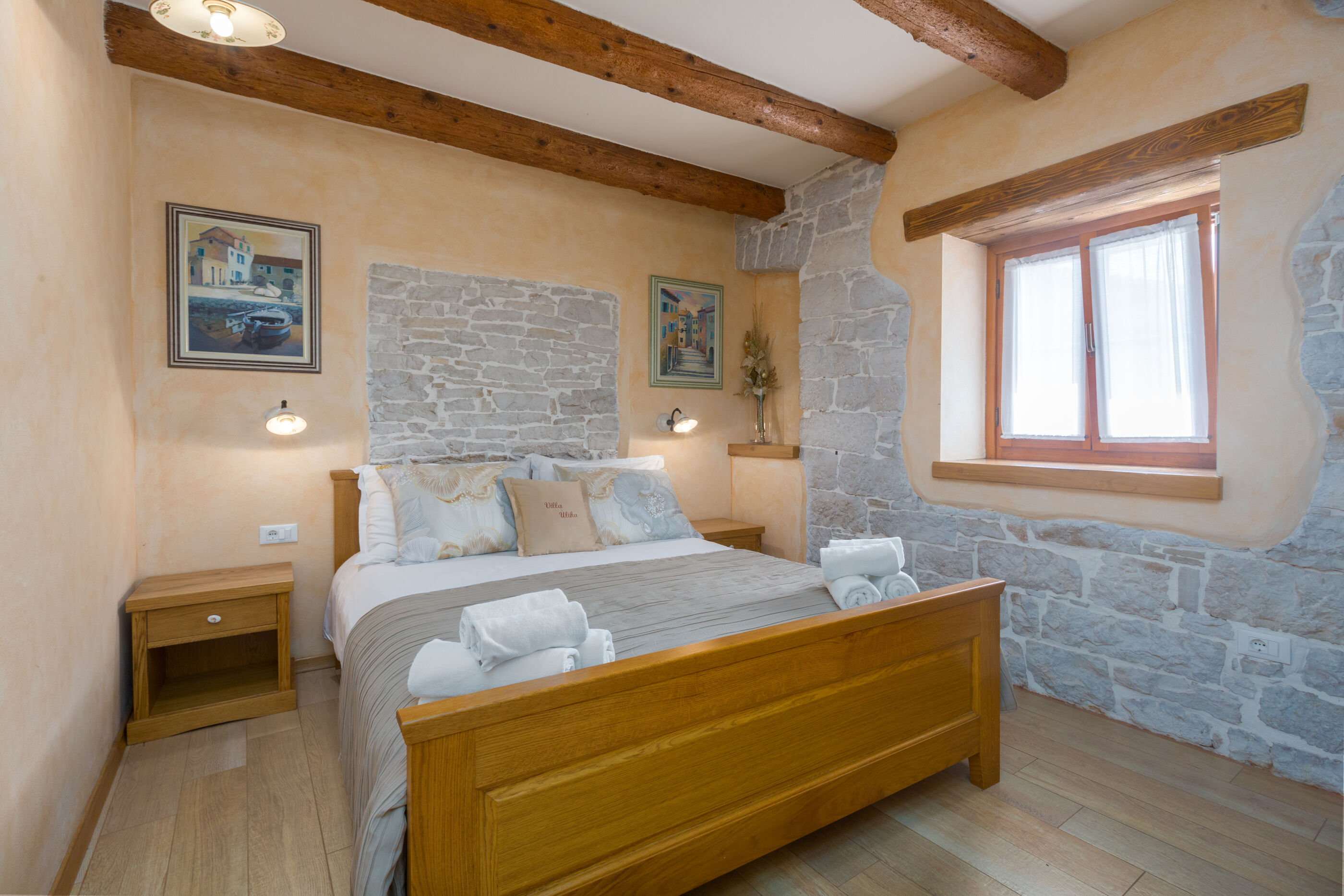 Villa Ulika s bazenom rustikalnog ugođaja 84884-K1