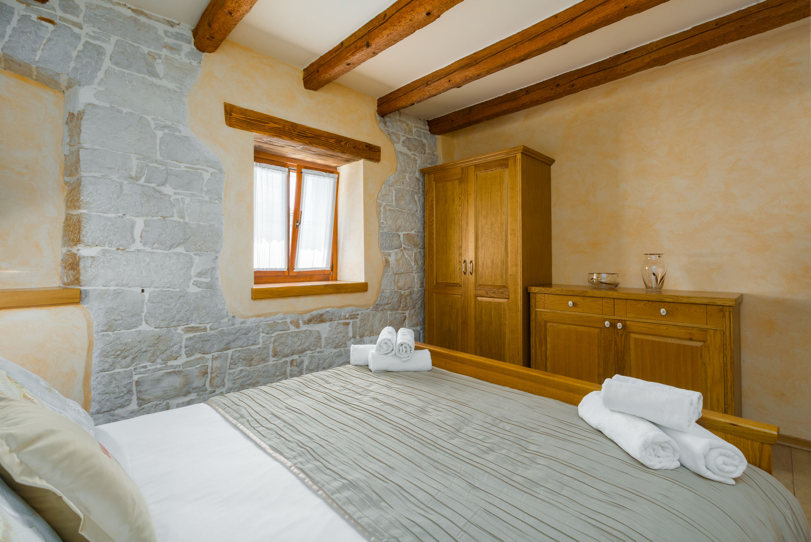 Villa Ulika s bazenom rustikalnog ugođaja 84884-K1