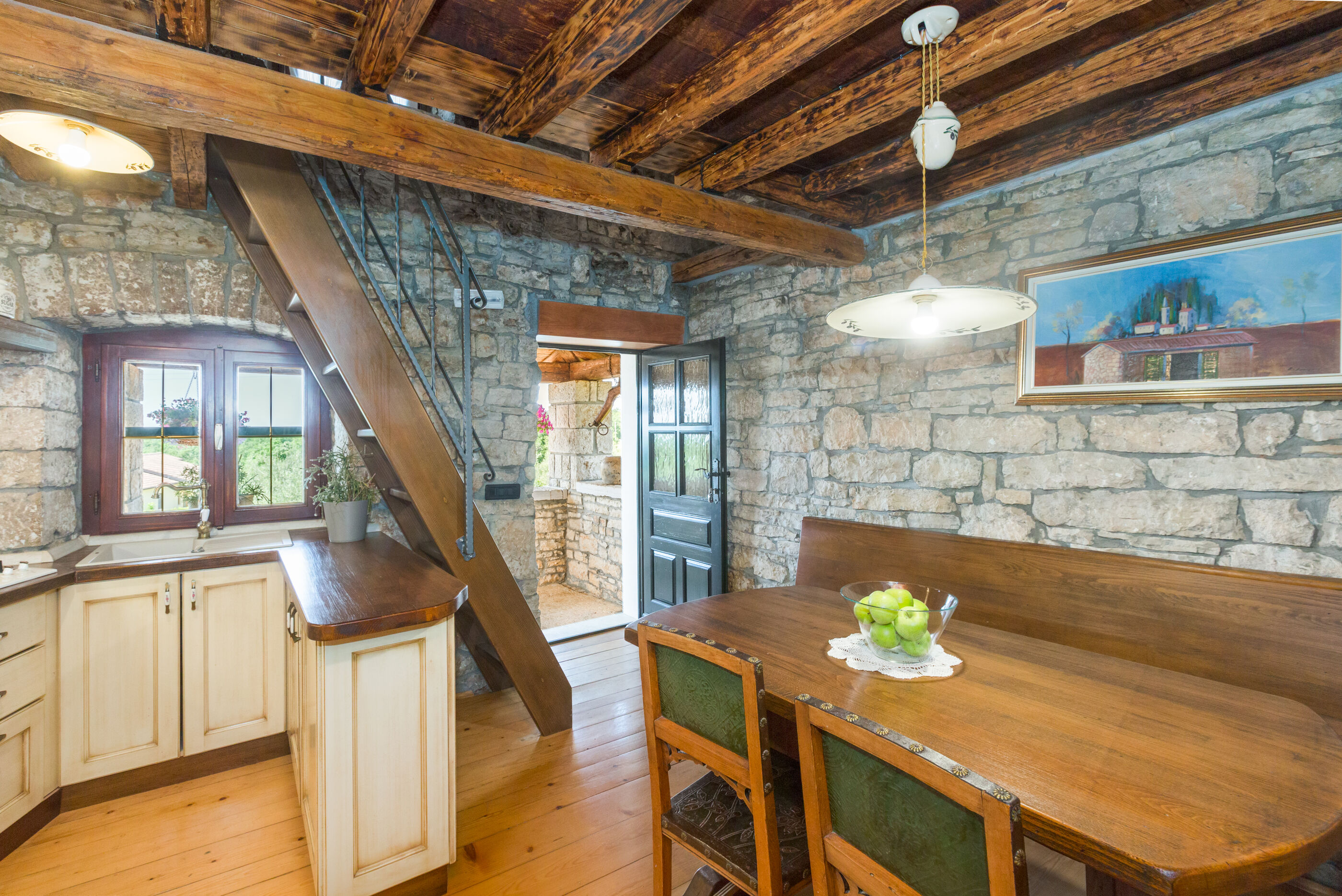 Villa Ulika s bazenom rustikalnog ugođaja 84884-K1