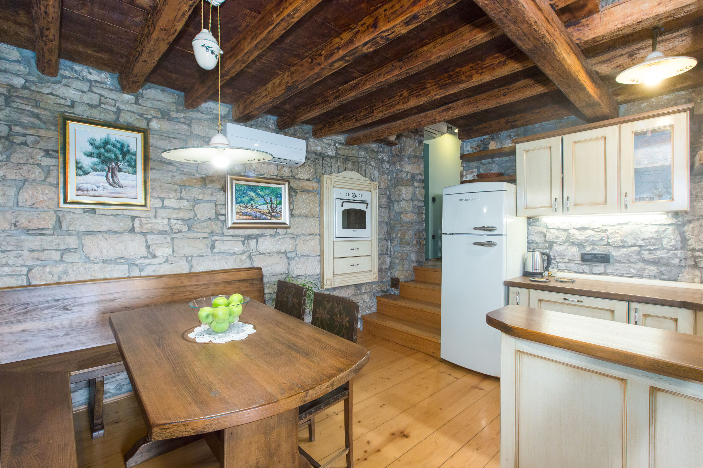 Villa Ulika s bazenom rustikalnog ugođaja 84884-K1