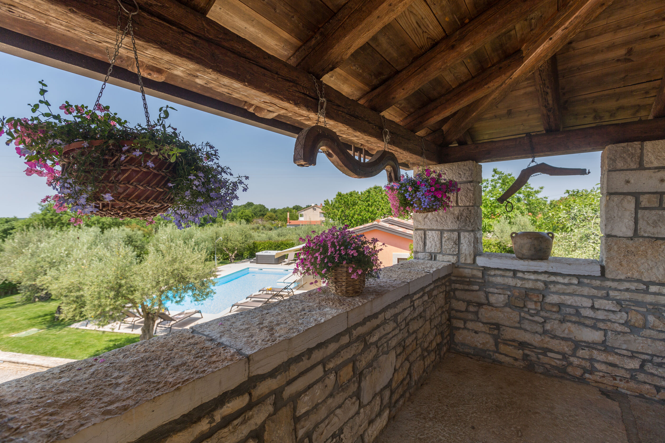 Villa Ulika s bazenom rustikalnog ugođaja 84884-K1