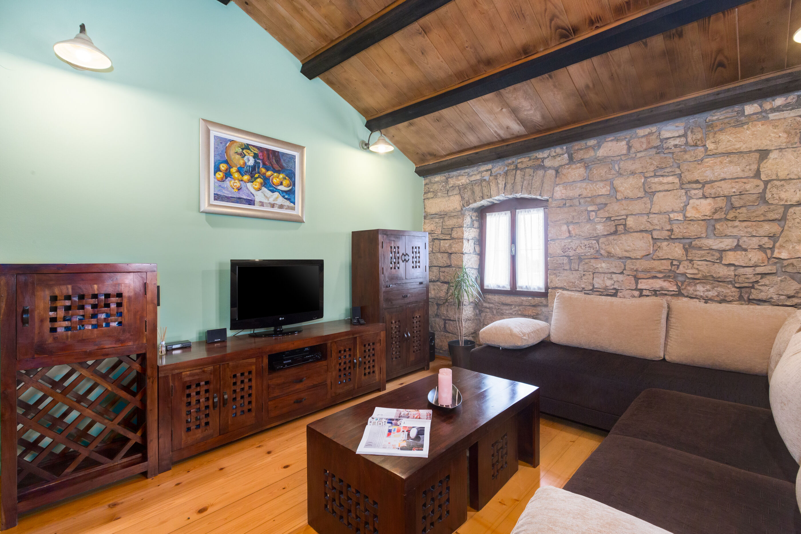 Villa Ulika s bazenom rustikalnog ugođaja 84884-K1
