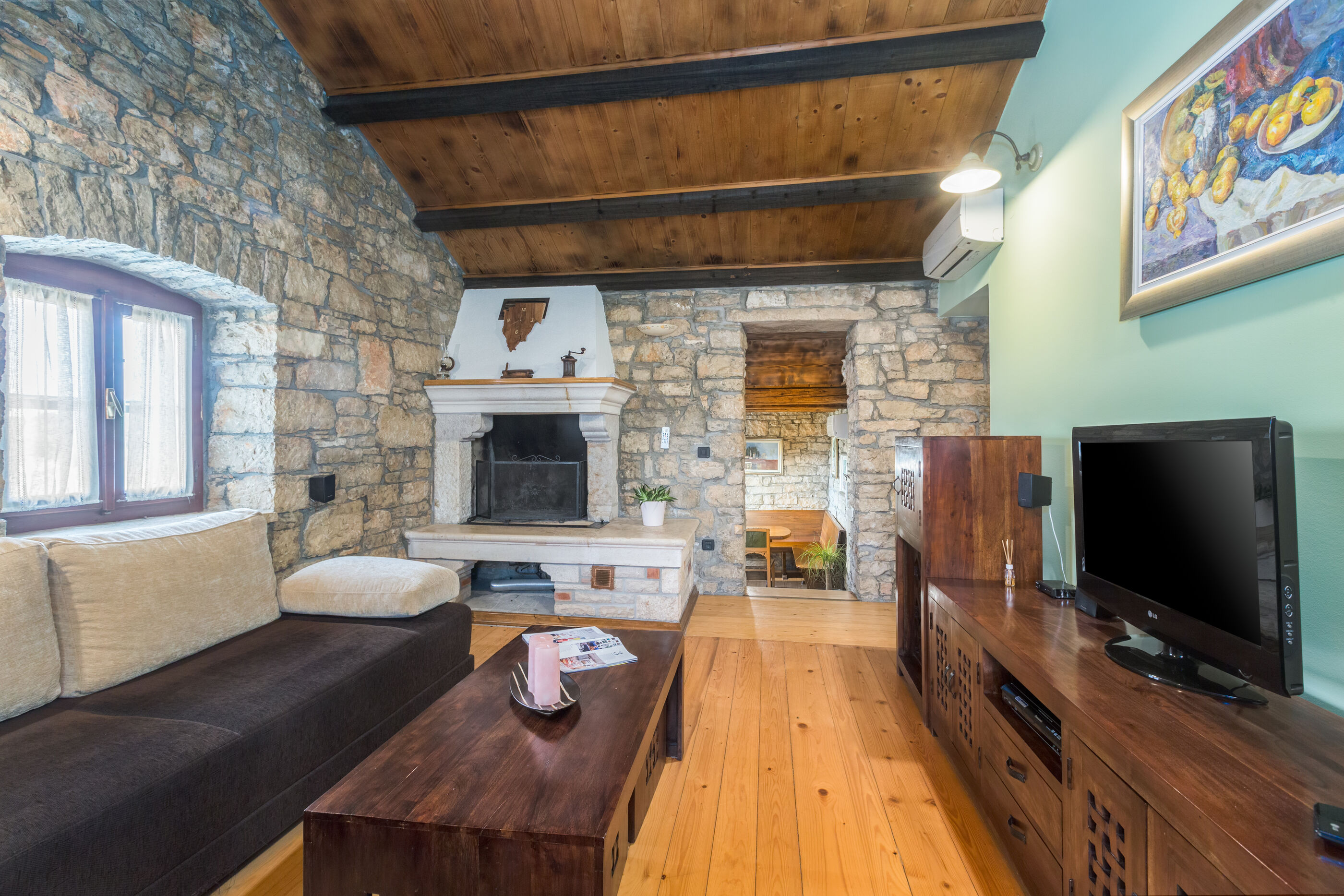 Villa Ulika s bazenom rustikalnog ugođaja 84884-K1