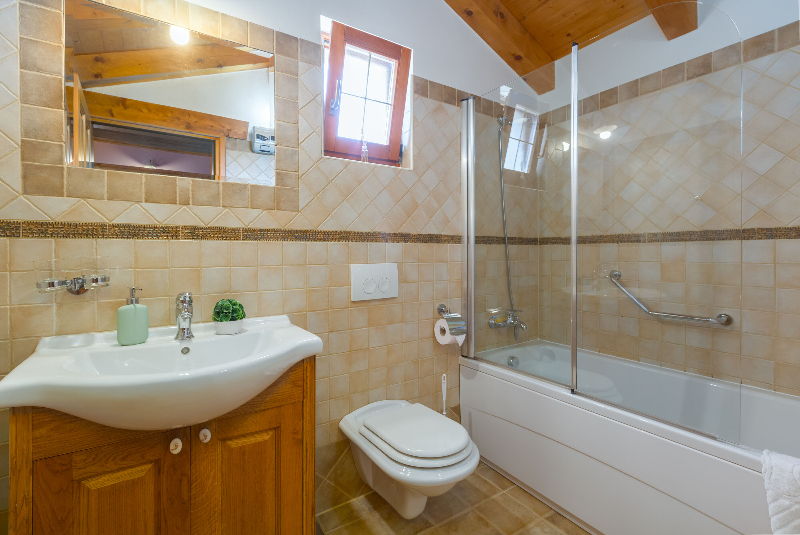 Villa Ulika s bazenom rustikalnog ugođaja 84884-K1