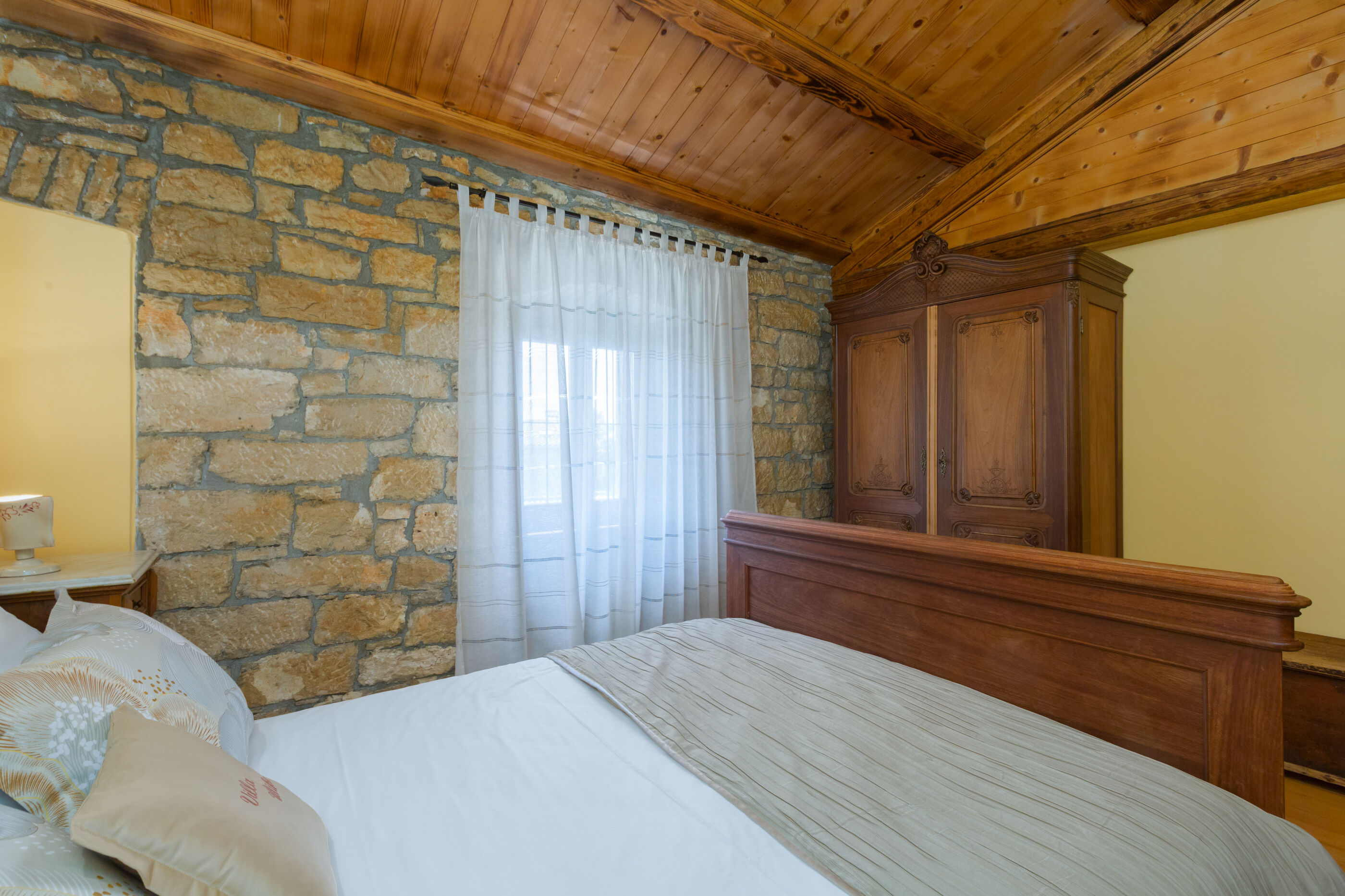 Villa Ulika s bazenom rustikalnog ugođaja 84884-K1