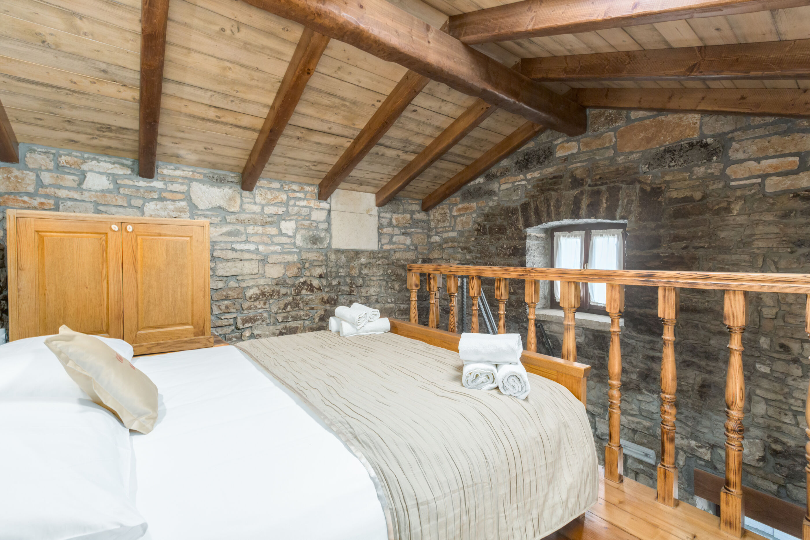Villa Ulika s bazenom rustikalnog ugođaja 84884-K1