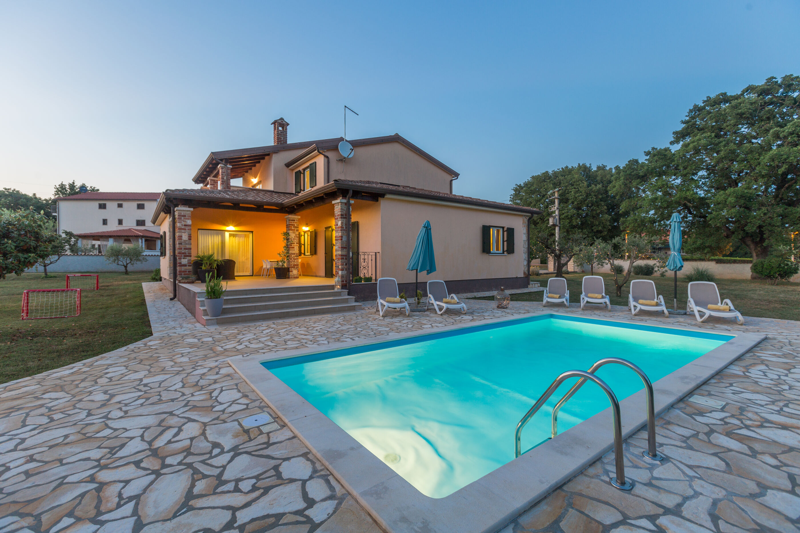 Villa Natura s bazenom okružena zelenilom 83584-K1
