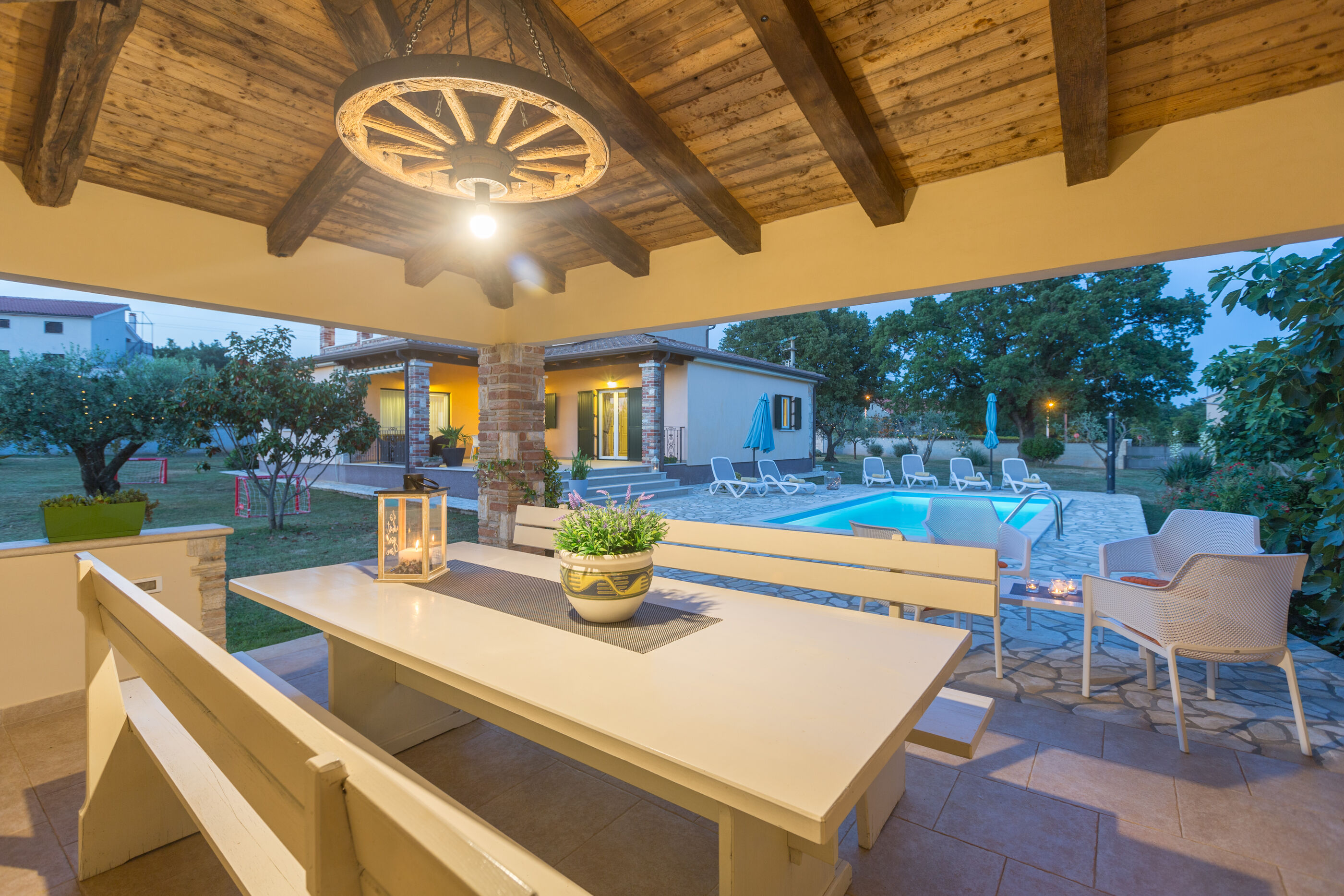 Villa Natura s bazenom okružena zelenilom 83584-K1