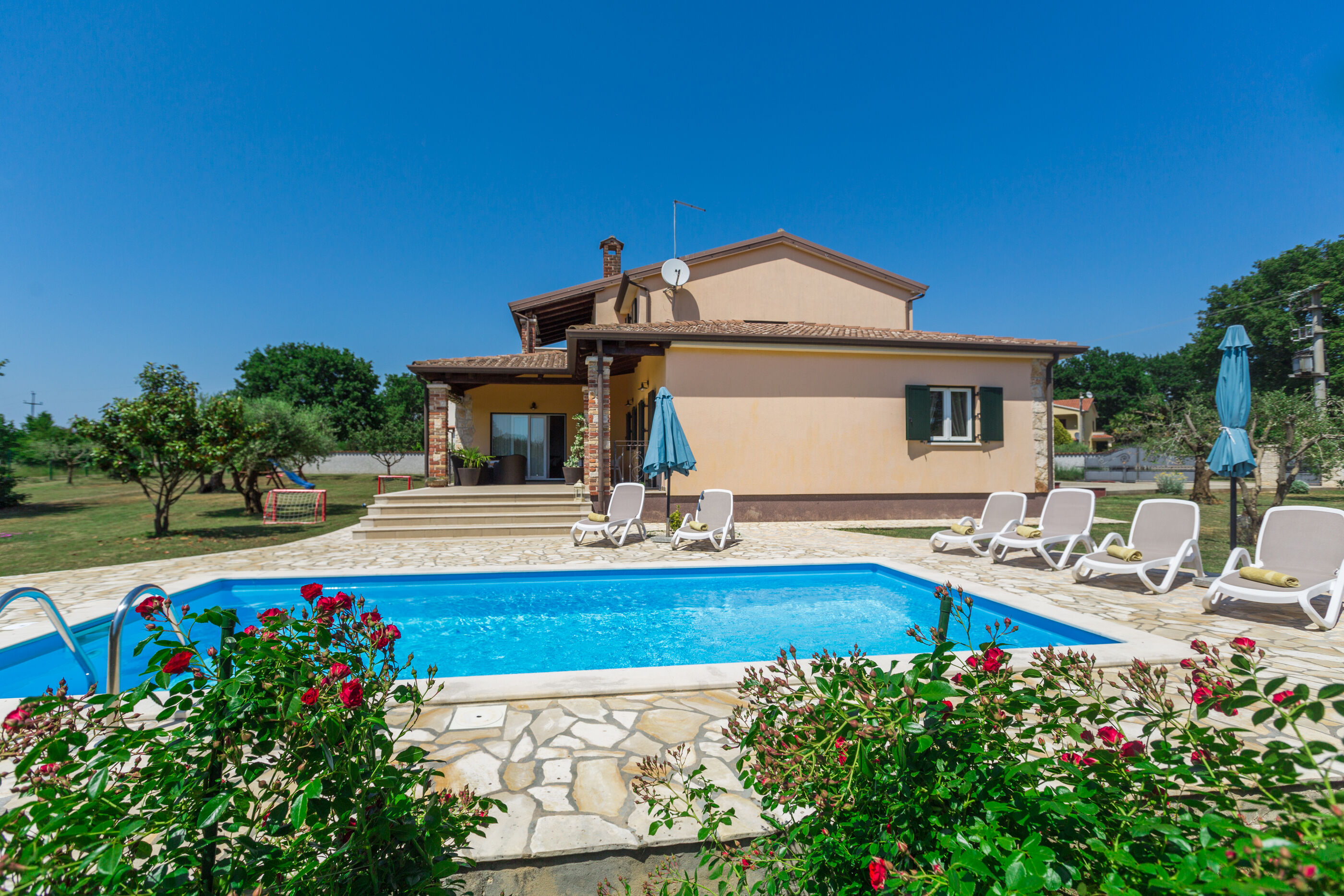 Villa Natura s bazenom okružena zelenilom 83584-K1