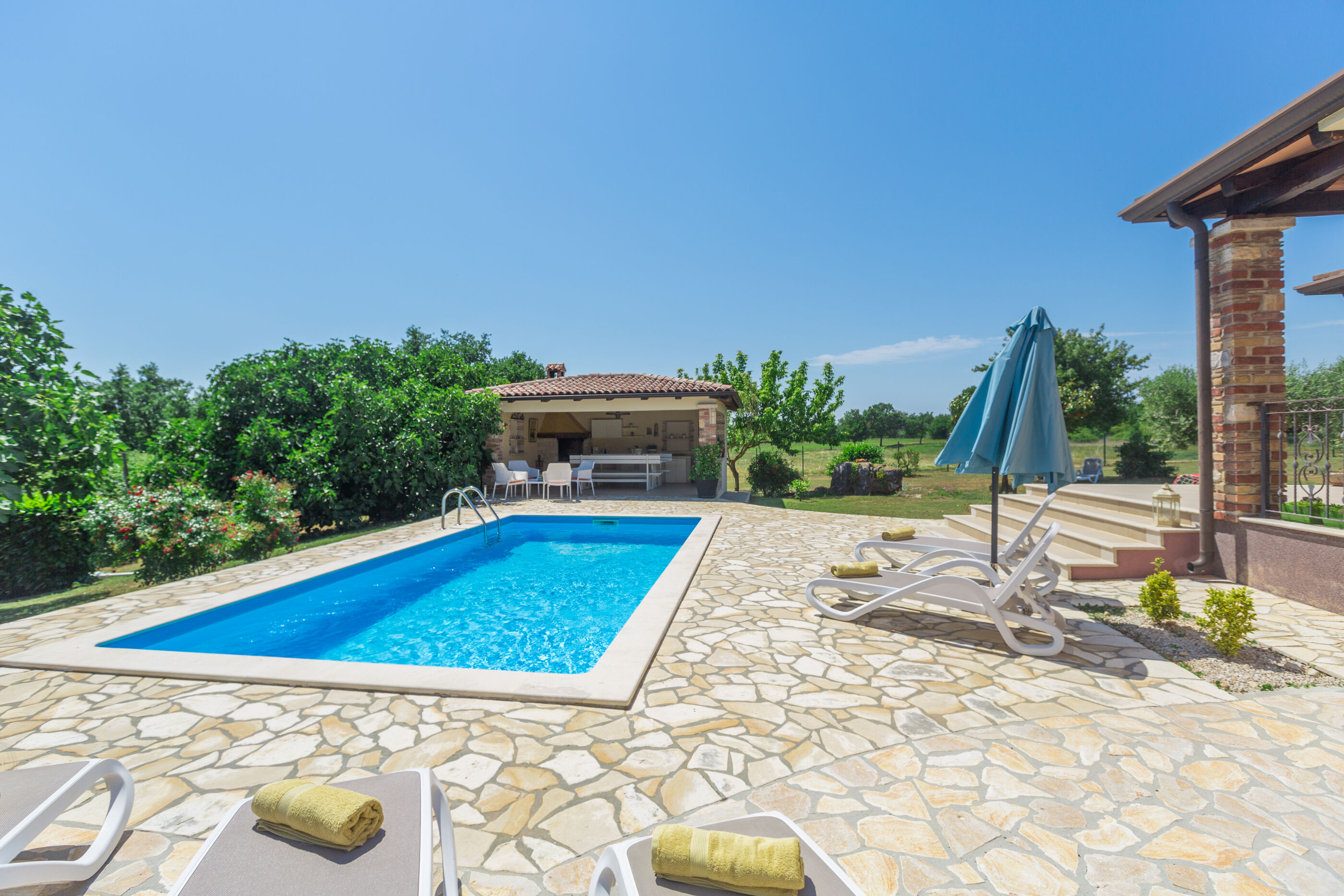 Villa Natura s bazenom okružena zelenilom 83584-K1