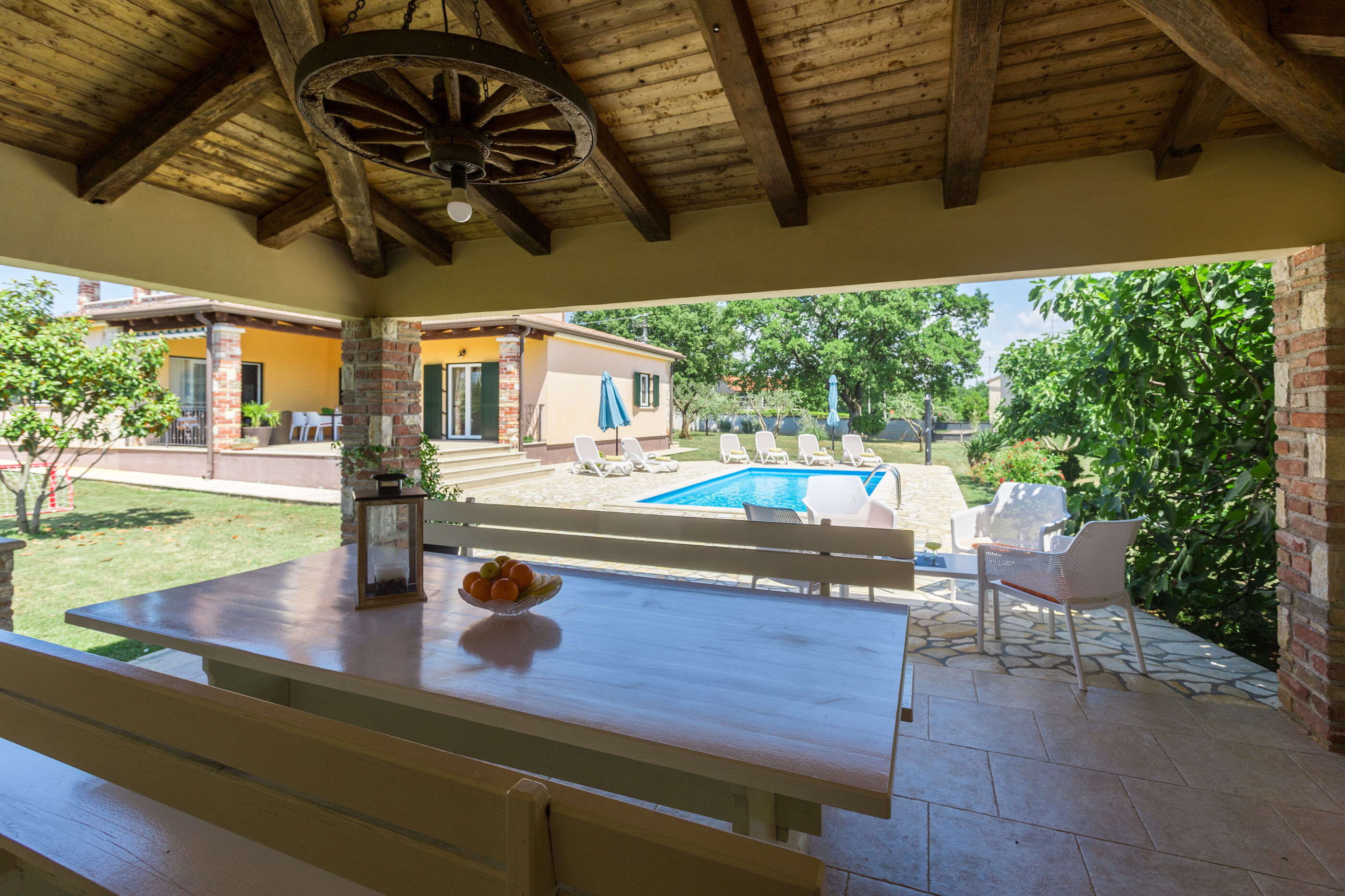 Villa Natura s bazenom okružena zelenilom 83584-K1