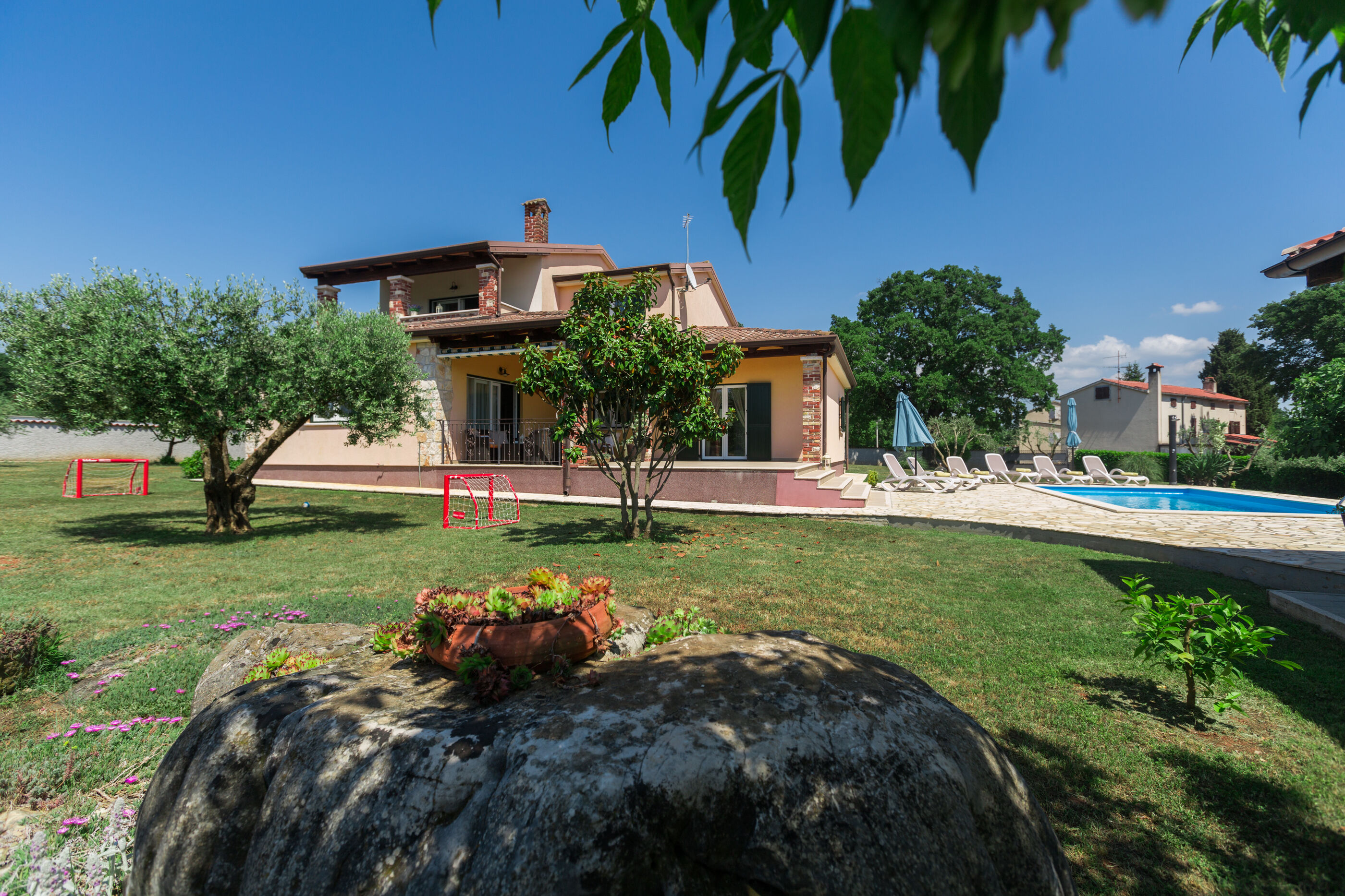 Villa Natura s bazenom okružena zelenilom 83584-K1