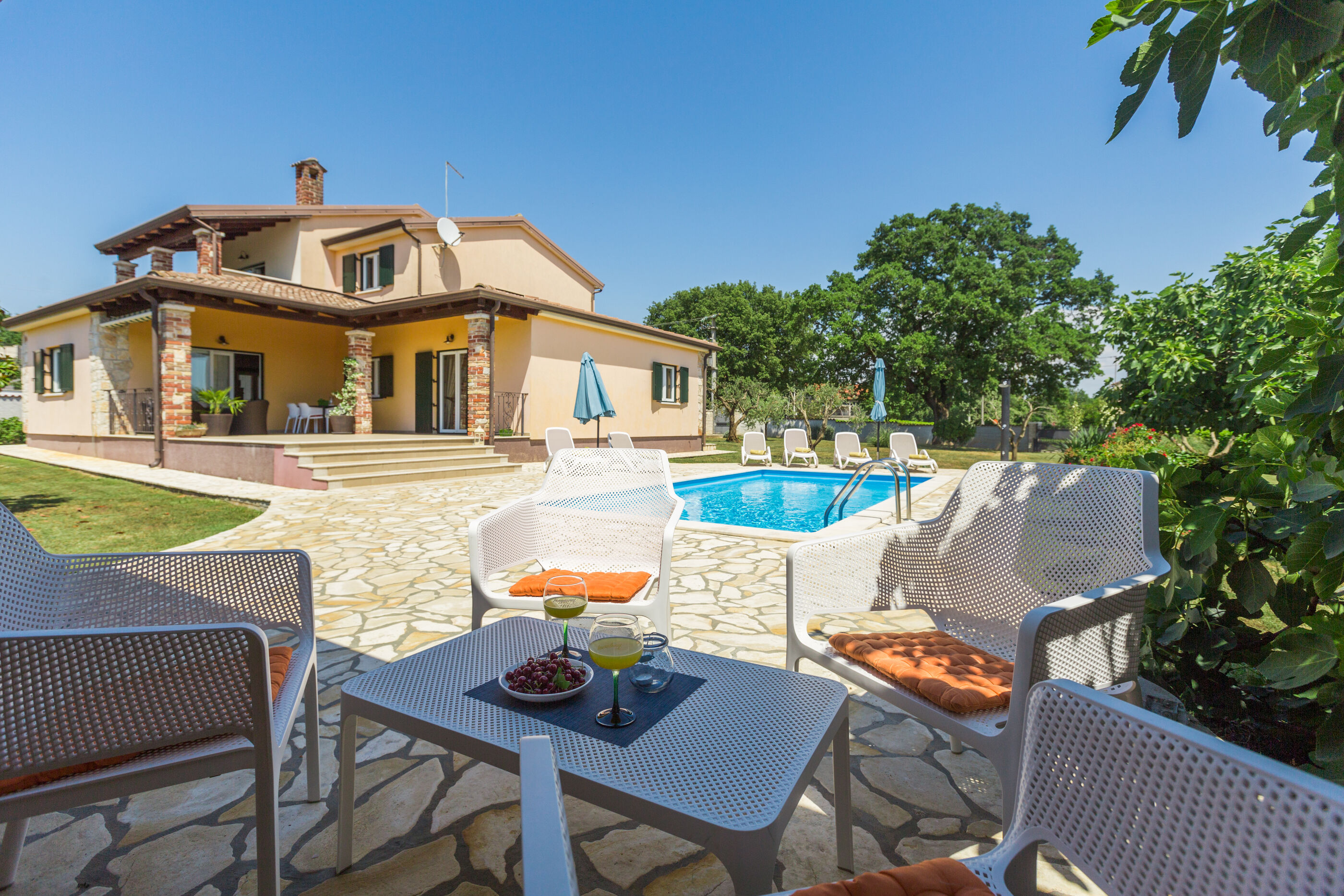 Villa Natura s bazenom okružena zelenilom 83584-K1