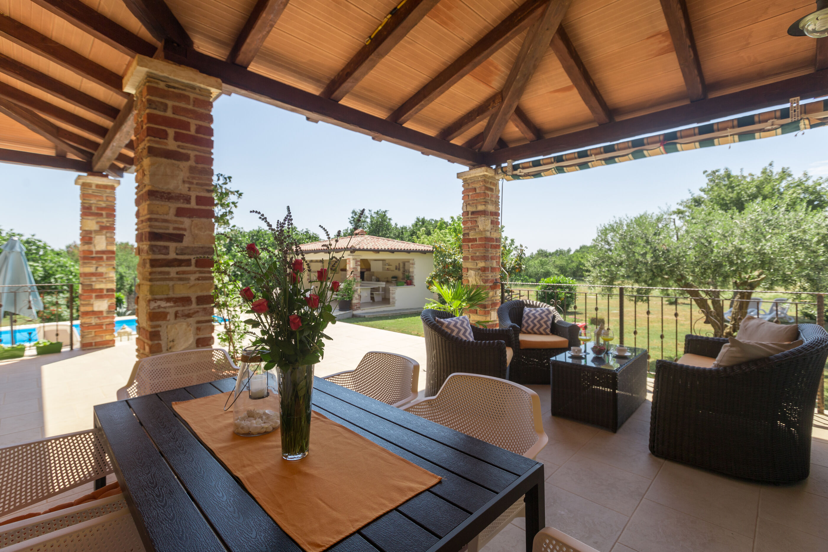 Villa Natura s bazenom okružena zelenilom 83584-K1