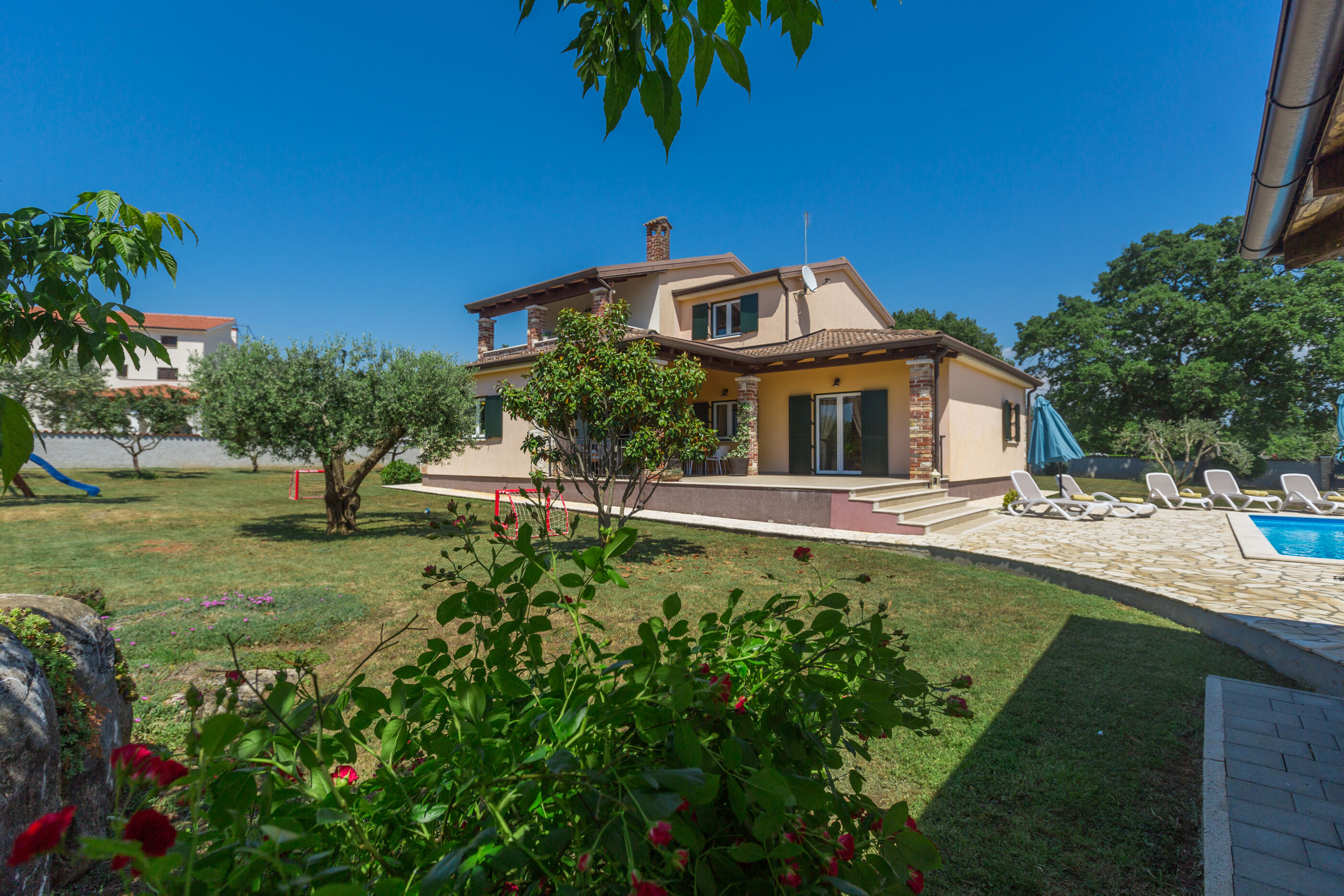 Villa Natura s bazenom okružena zelenilom 83584-K1