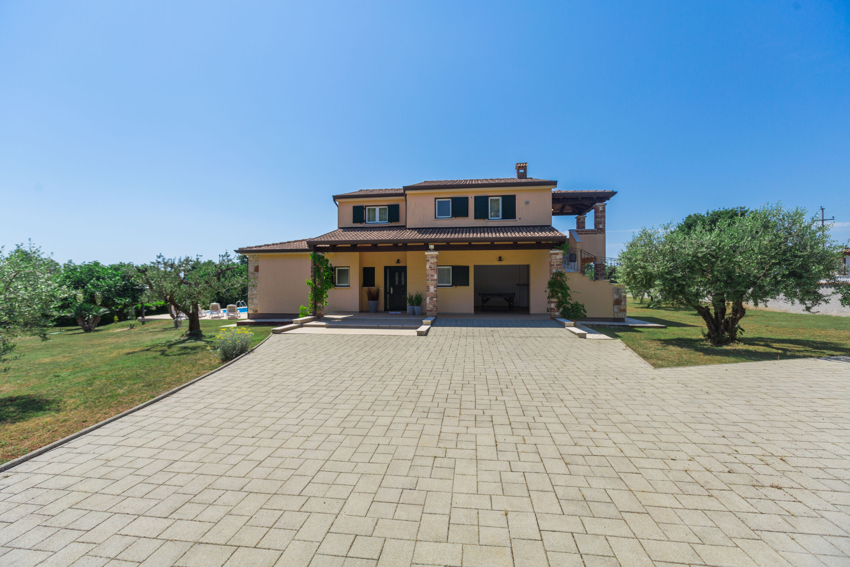 Villa Natura s bazenom okružena zelenilom 83584-K1