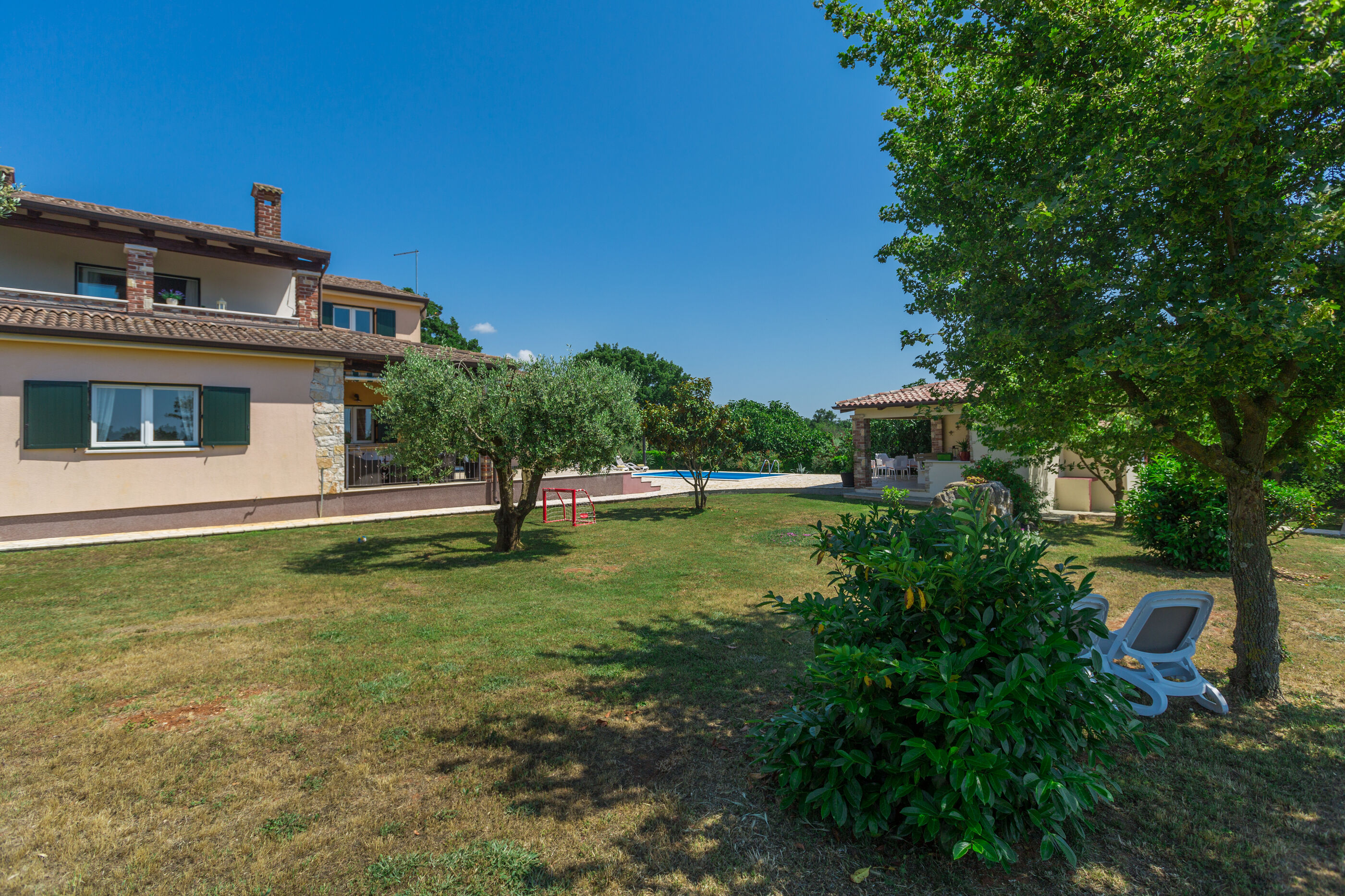Villa Natura s bazenom okružena zelenilom 83584-K1