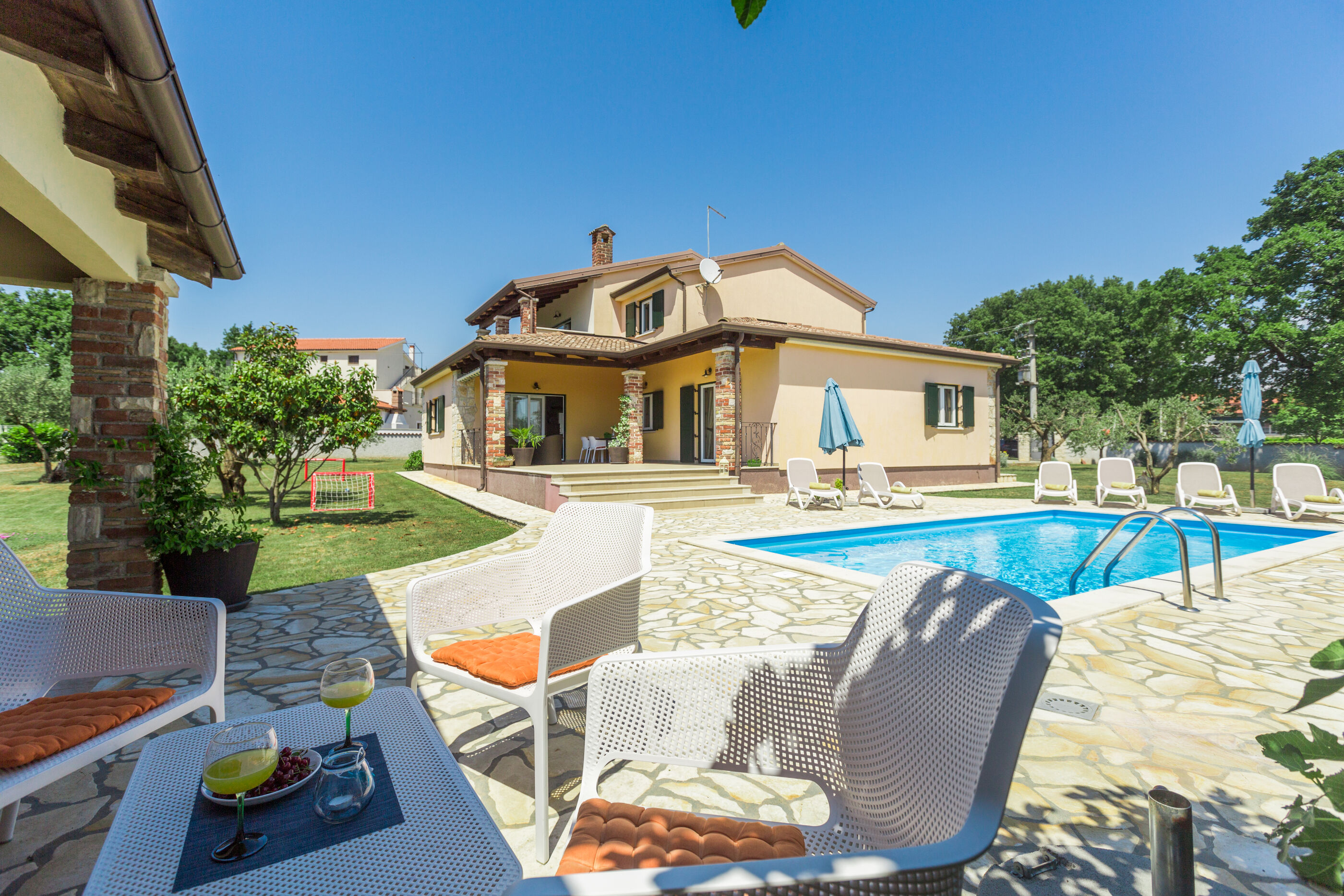Villa Natura s bazenom okružena zelenilom 83584-K1