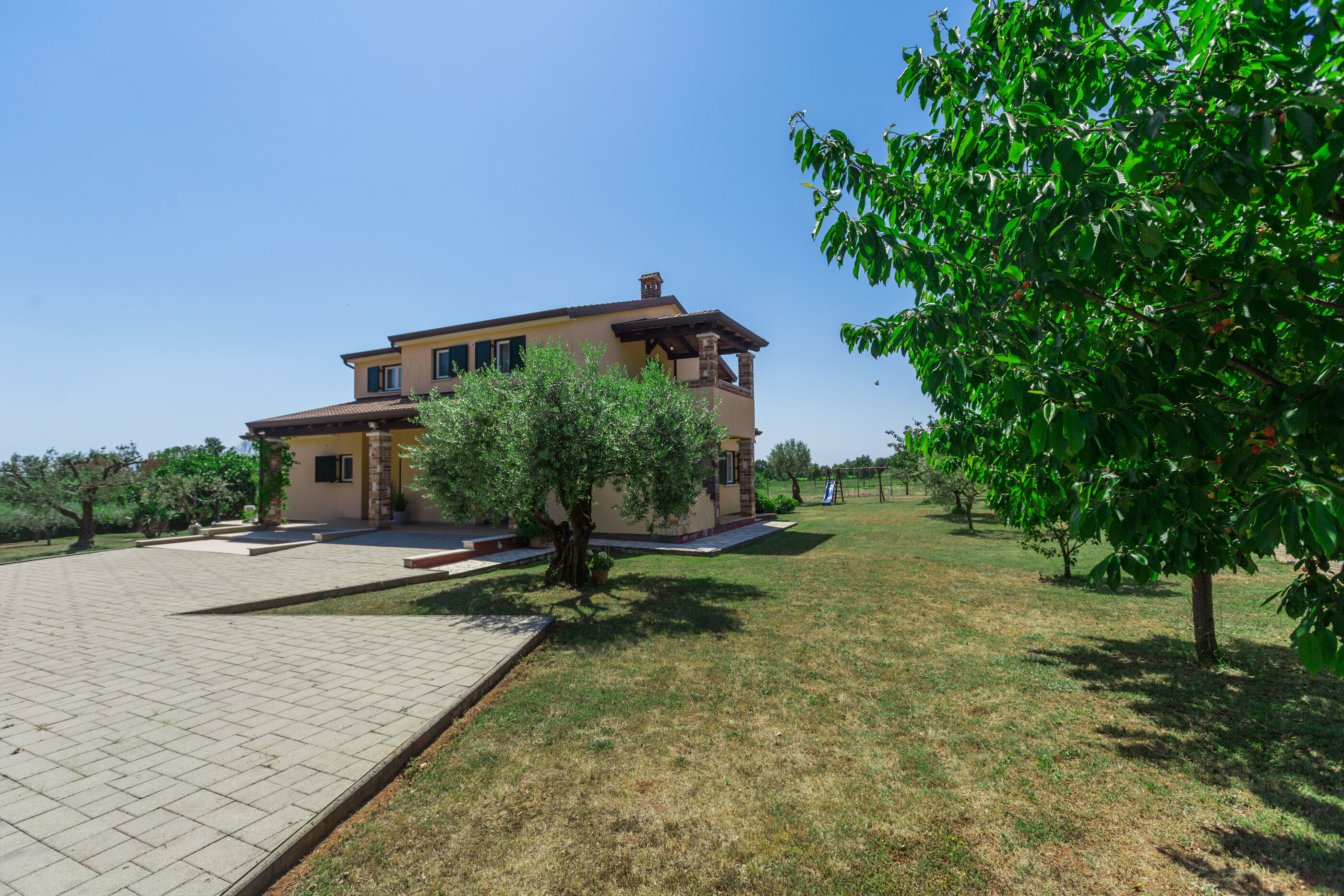 Villa Natura s bazenom okružena zelenilom 83584-K1