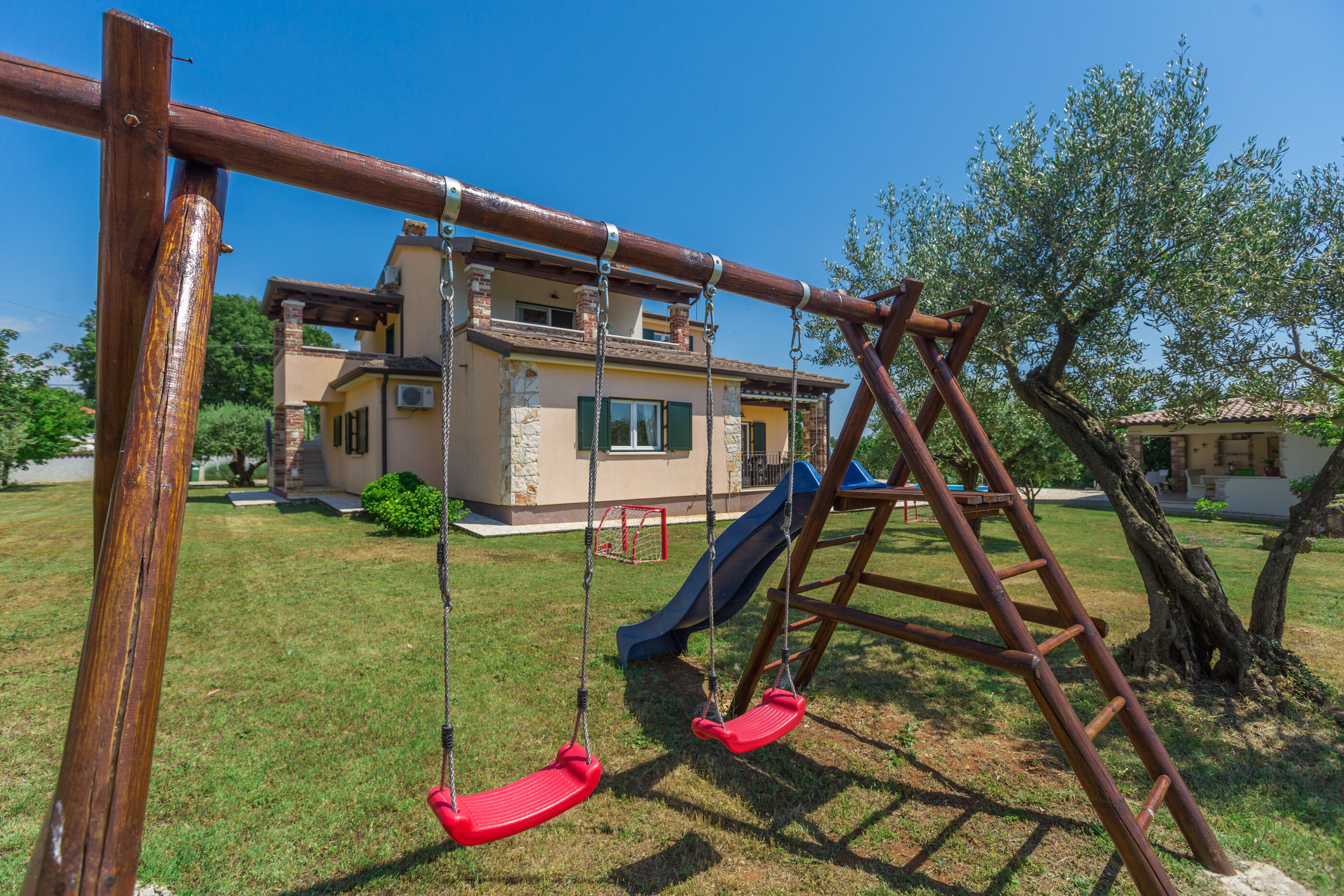 Villa Natura s bazenom okružena zelenilom 83584-K1