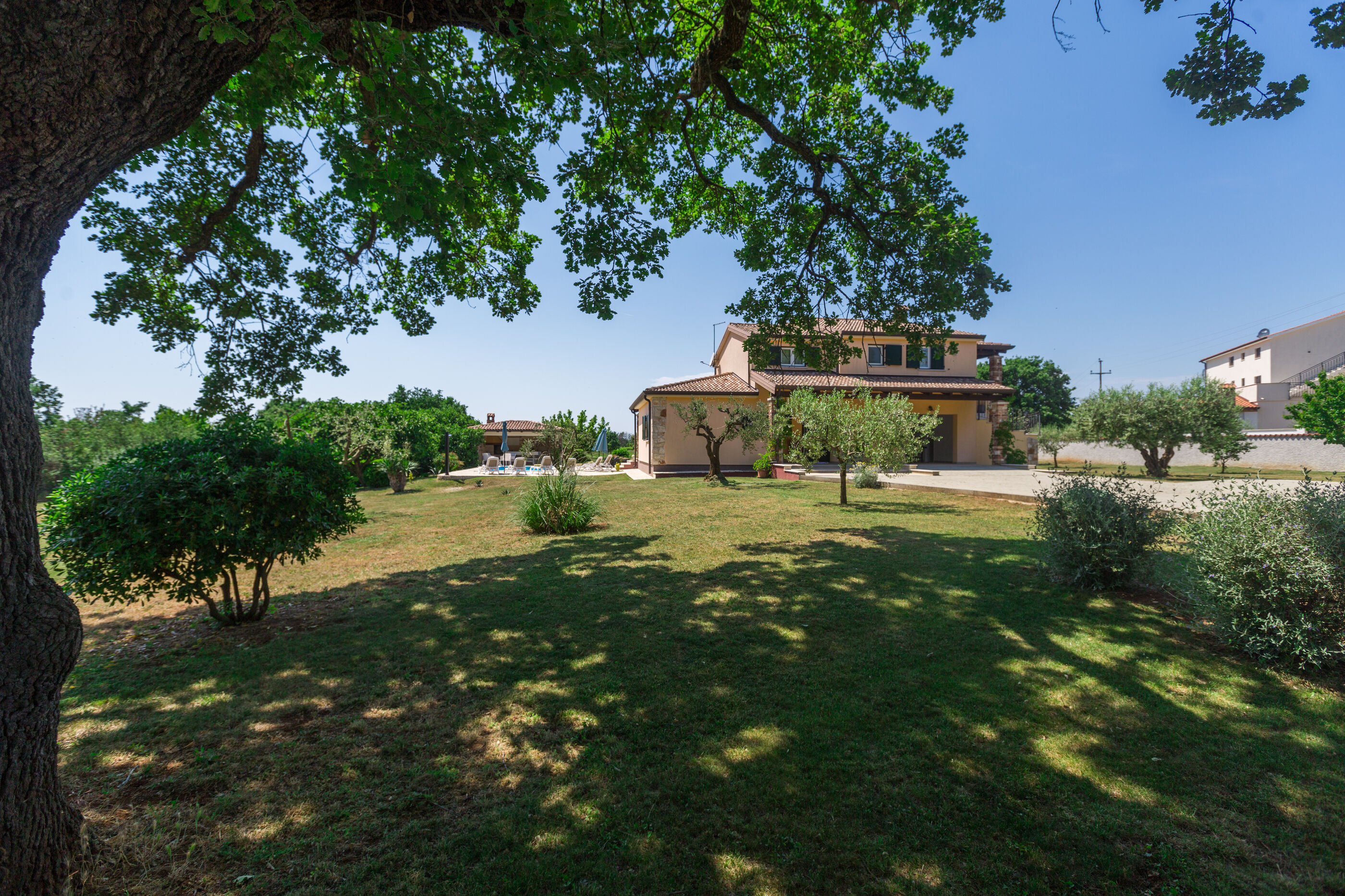 Villa Natura s bazenom okružena zelenilom 83584-K1