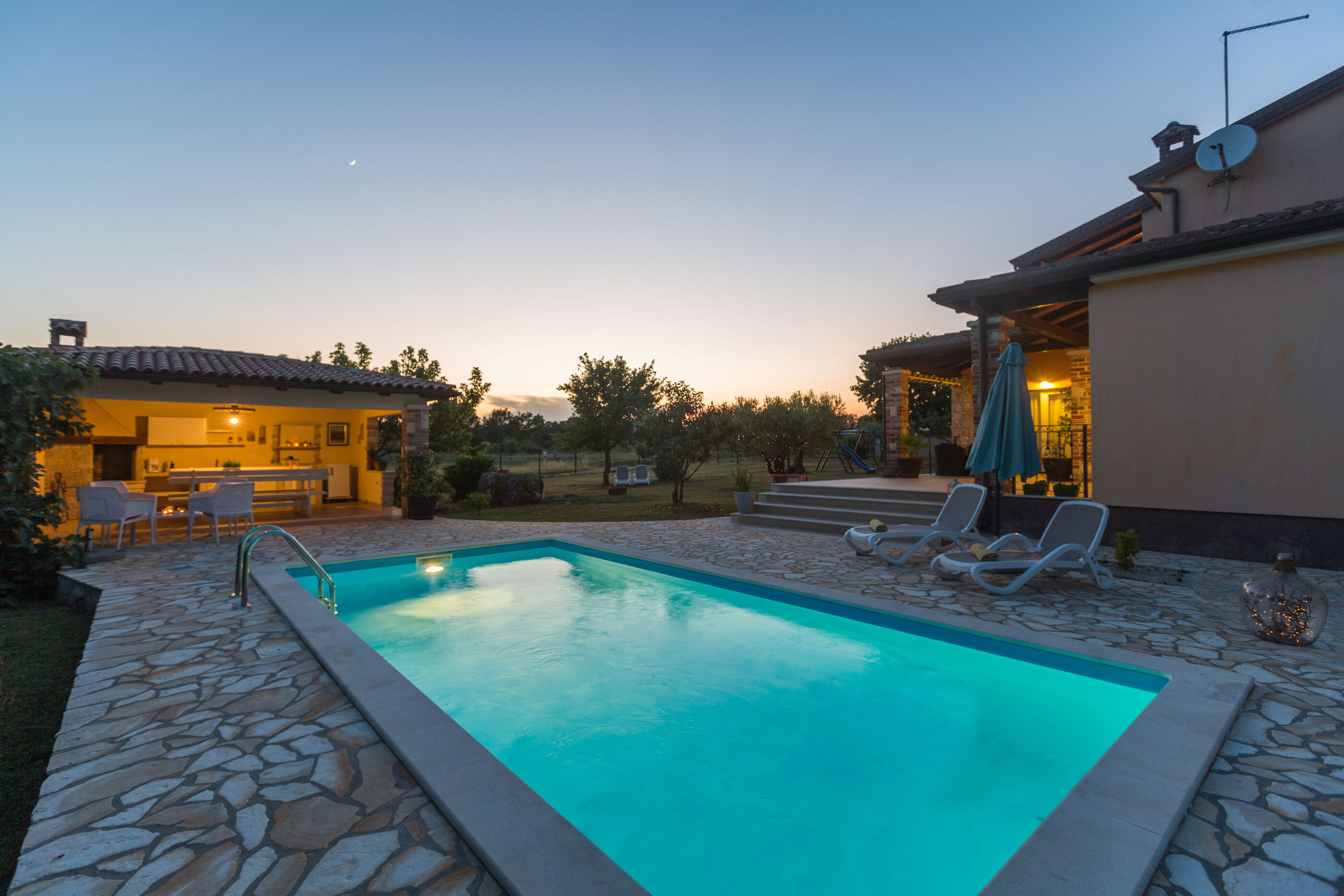 Villa Natura s bazenom okružena zelenilom 83584-K1