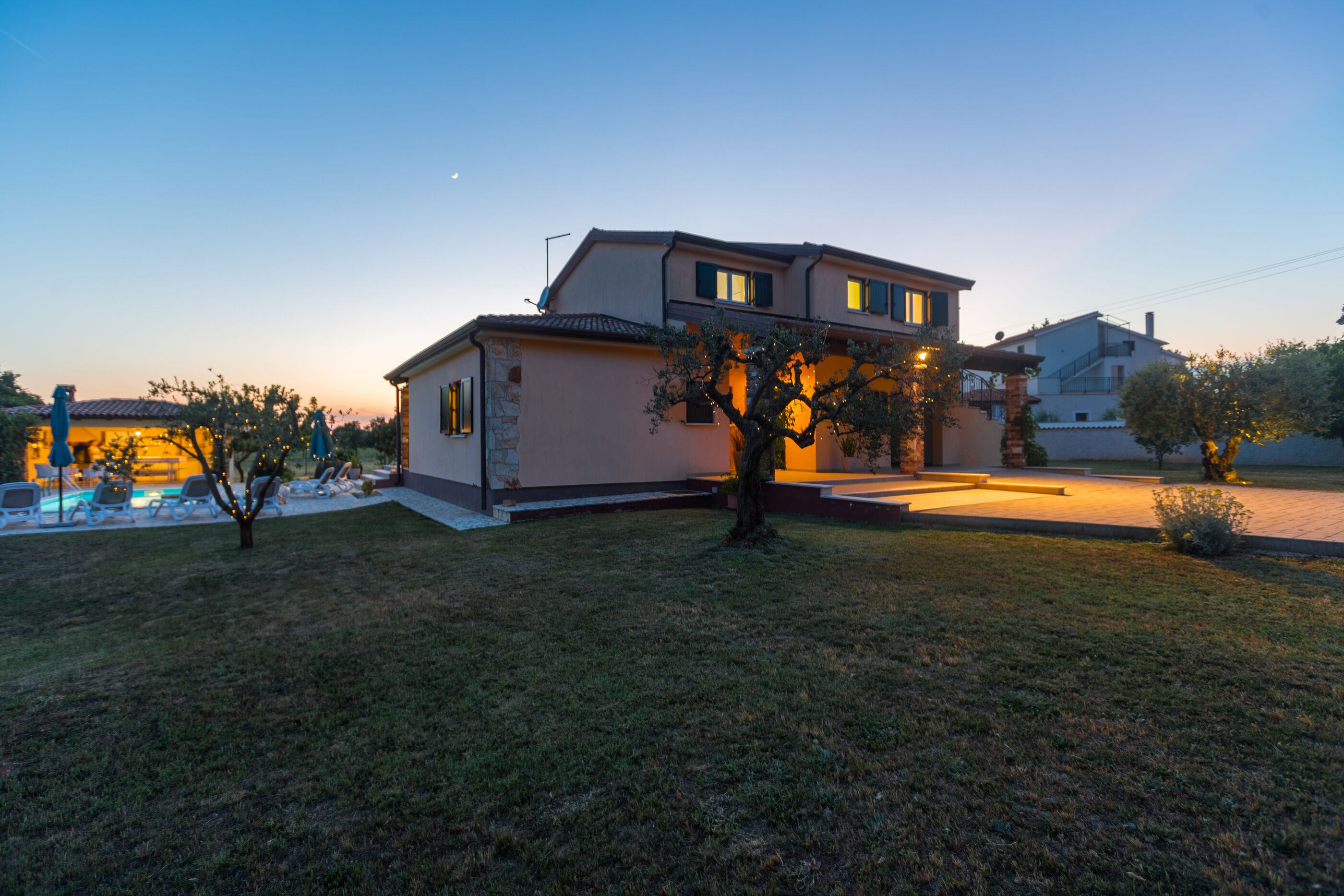 Villa Natura s bazenom okružena zelenilom 83584-K1