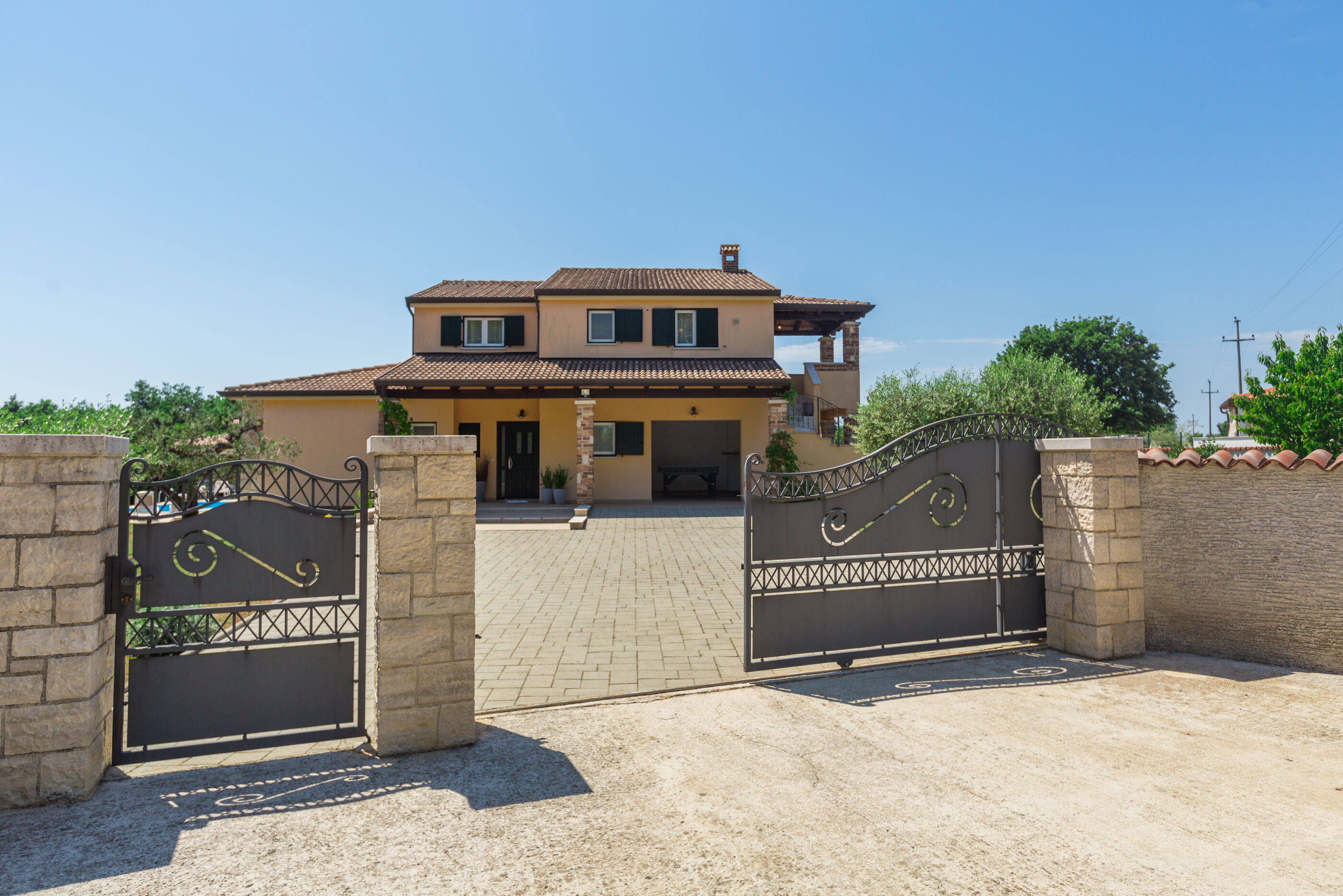 Villa Natura s bazenom okružena zelenilom 83584-K1