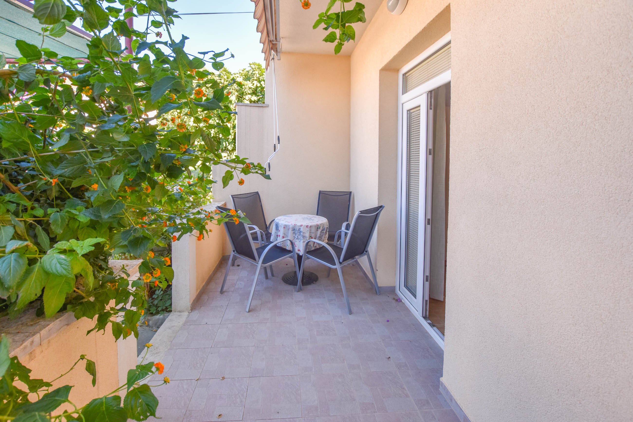Apartments Flora 83701-A2