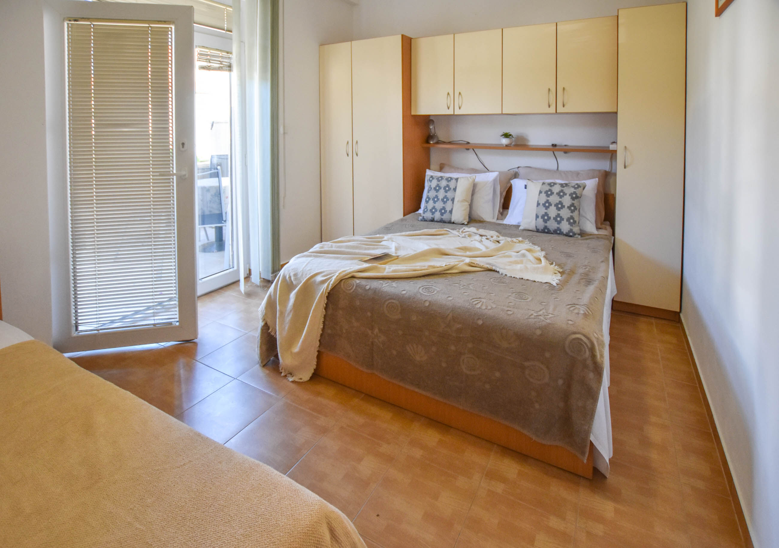 Apartments Flora 83701-A2