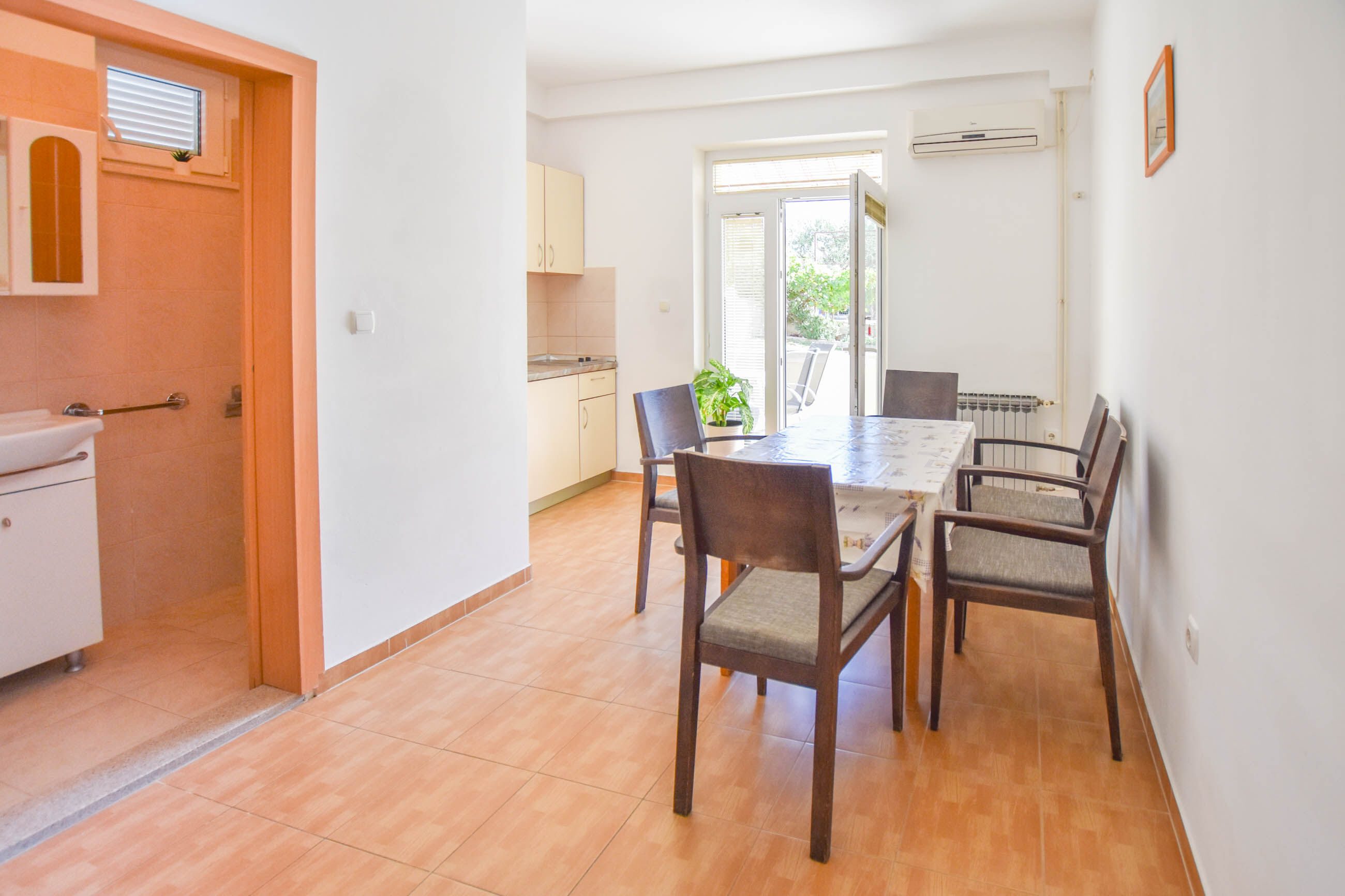 Apartments Flora 83701-A2